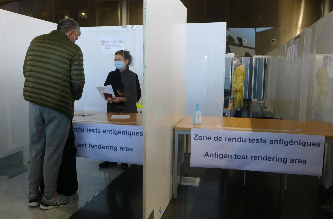 <b></b> Les passagers arrivant à l’aéroport de Roissy peuvent faire un test antigénique et obtenir le résultat en trente minutes.