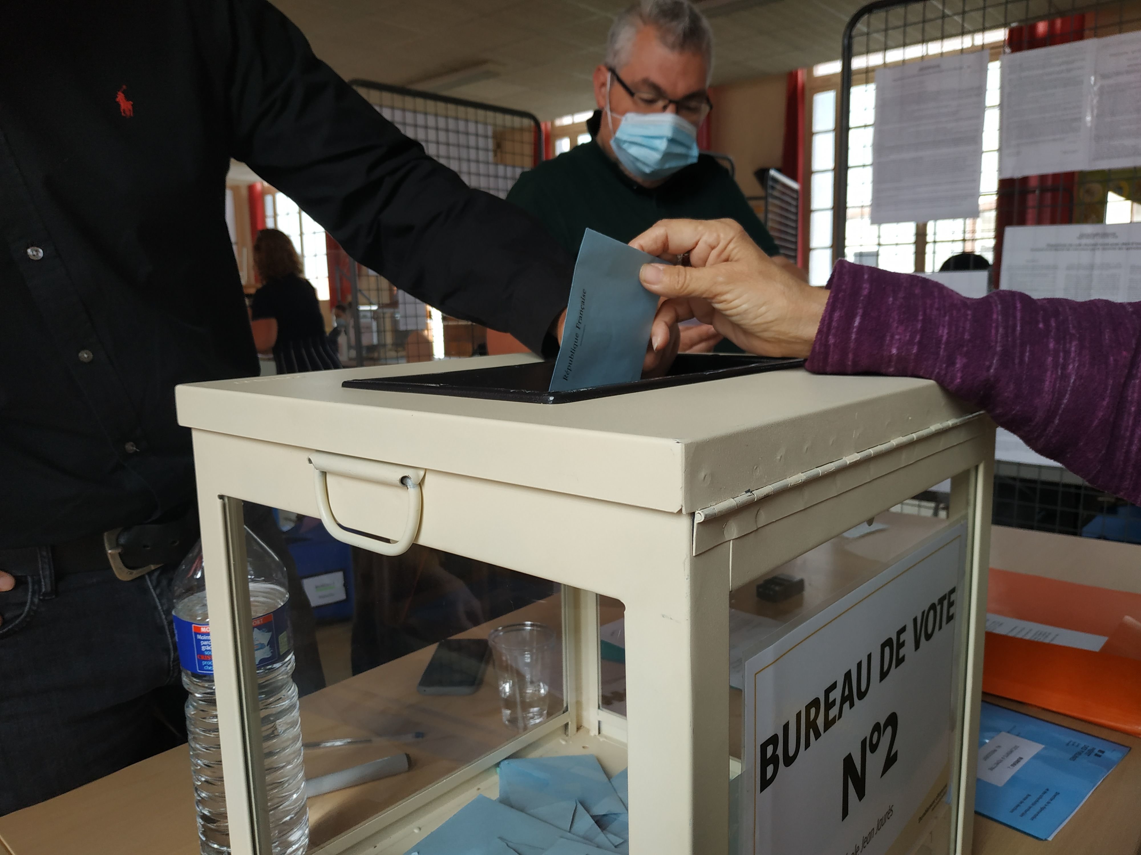 Mantes-la-Jolie, ce dimanche. Dans les bureaux de vote, les électeurs étaient invités à voter d'abord aux départementales, puis aux régionales, dans des urnes et avec des enveloppes différentes. LP/Mickael Sizine