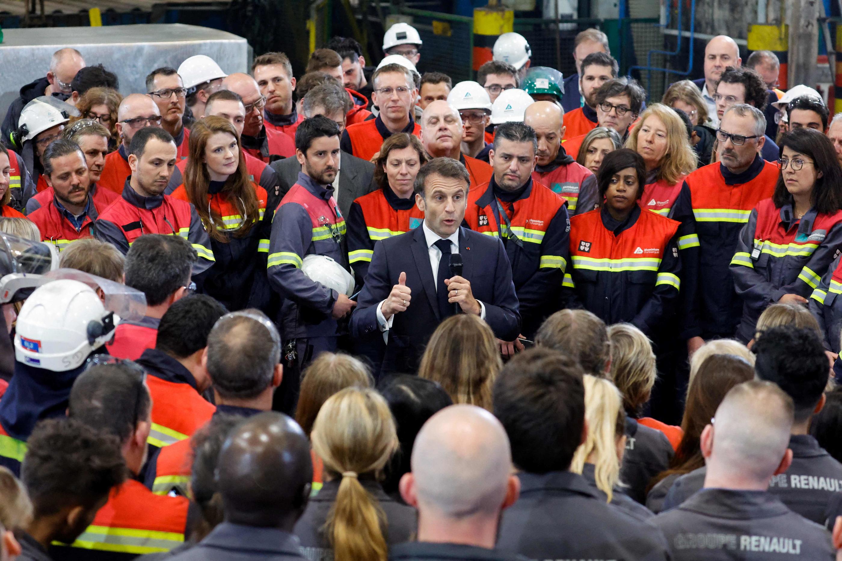« Je préfère des usines qui respectent nos normes européennes, plutôt que ceux qui veulent ajouter des normes sans avoir plus d’usines », a lancé Emmanuel Macron au milieu des ouvriers d'Aluminium Dunkerque ce vendredi dans le Nord. AFP/pool/Pascal Rossignol