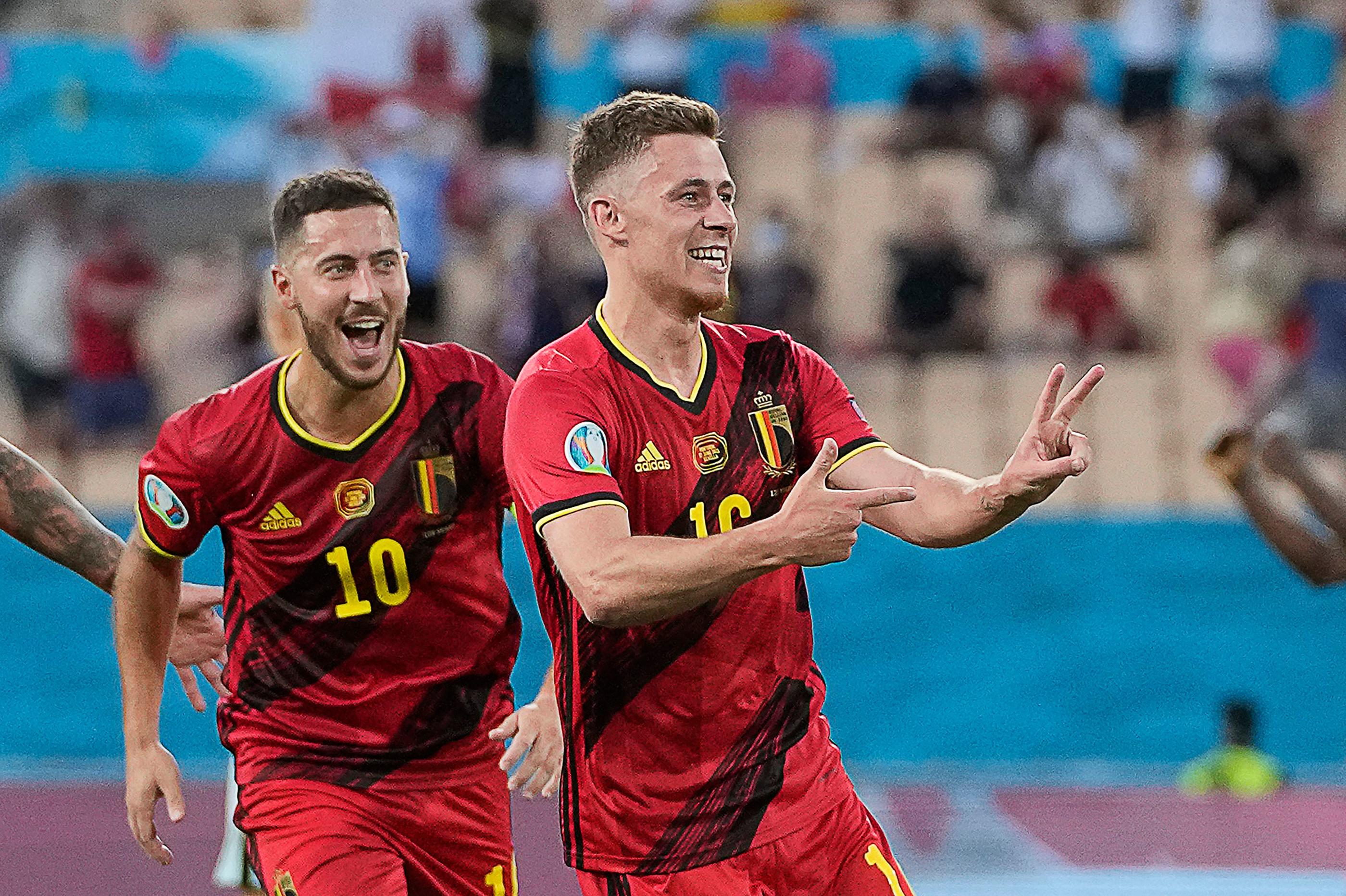 L'attaquant belge Thorgan Hazard (à droite) célèbre avec son frère Eden le seul but du huitième de finale de l'Euro 2021 entre la Belgique et le Portugal, ce dimanche à Séville. AFP/Thanassis Stavrakis