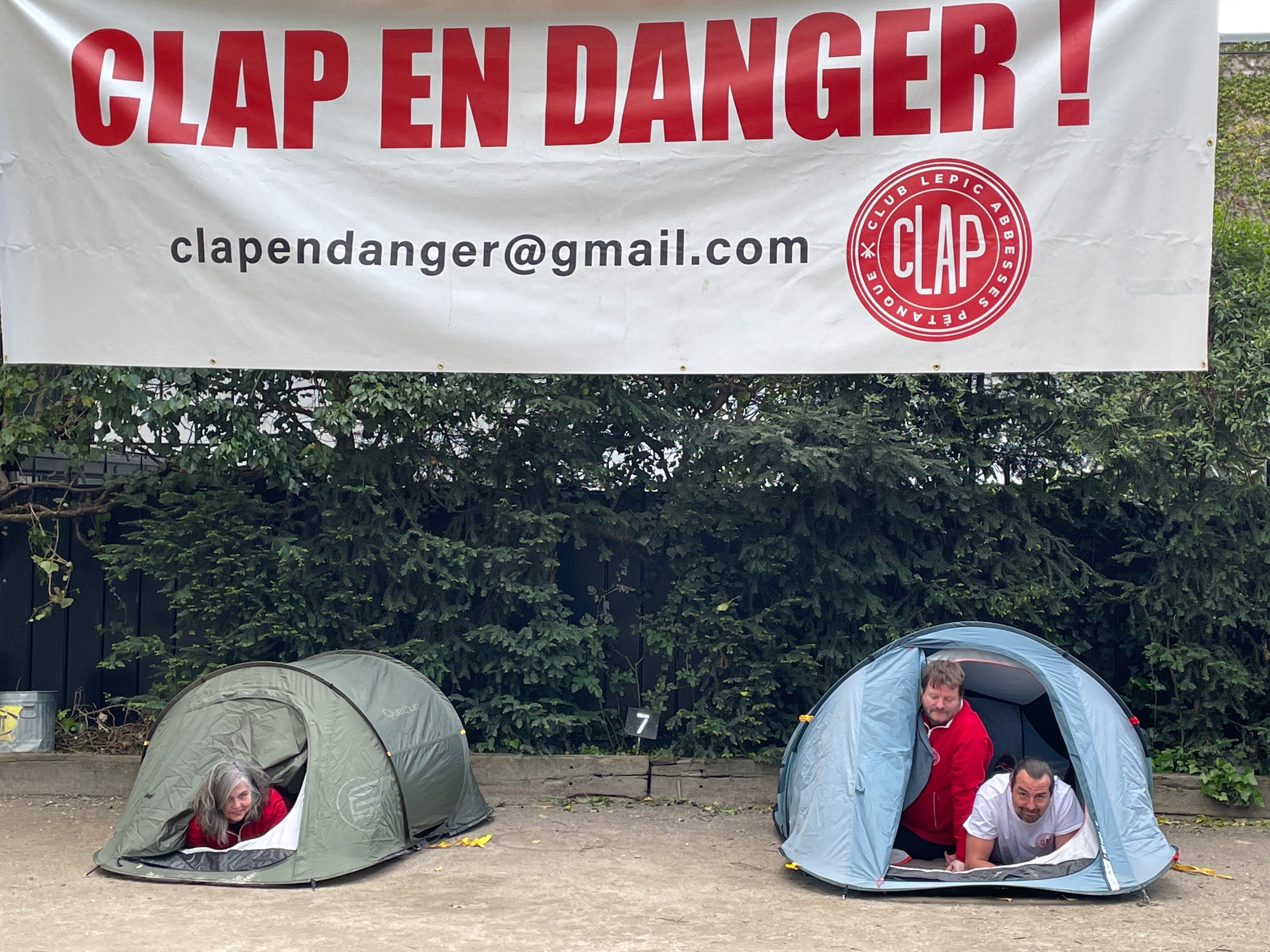 Fin avril, les boulistes du Clap de Montmartre ont dormi à tour de rôle sous des tentes pour ne pas être délogés du terrain qu’occupe leur club sans titre depuis cinquante ans. LP/C.H