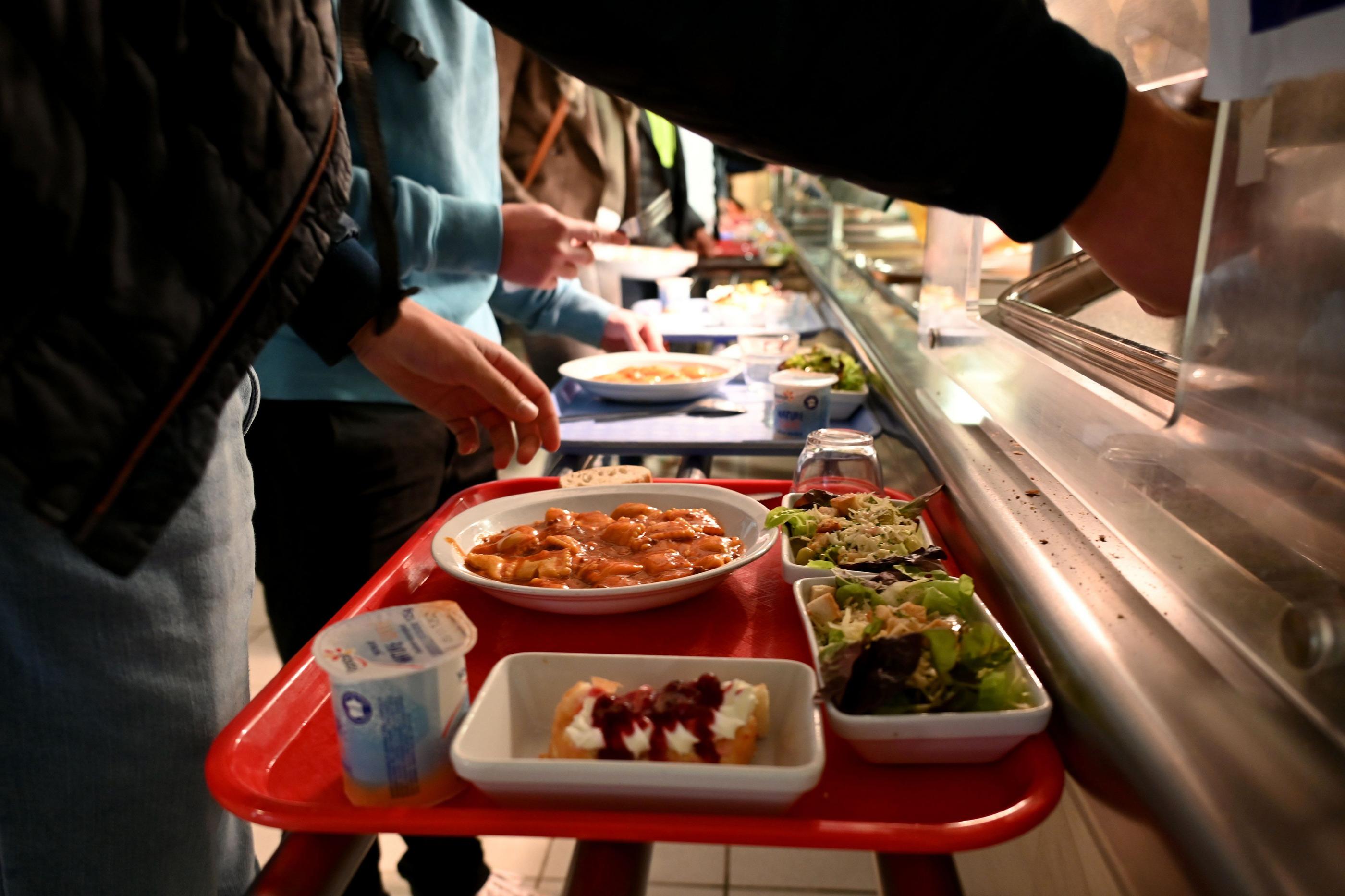 Pour financer cette mesure, la région espère réaliser des économies grâce à la lutte contre le gaspillage alimentaire. Dorénavant, les élèves doivent réserver leur repas la veille. Illustration ©PHOTOPQR/DNA/Franck DELHOMME