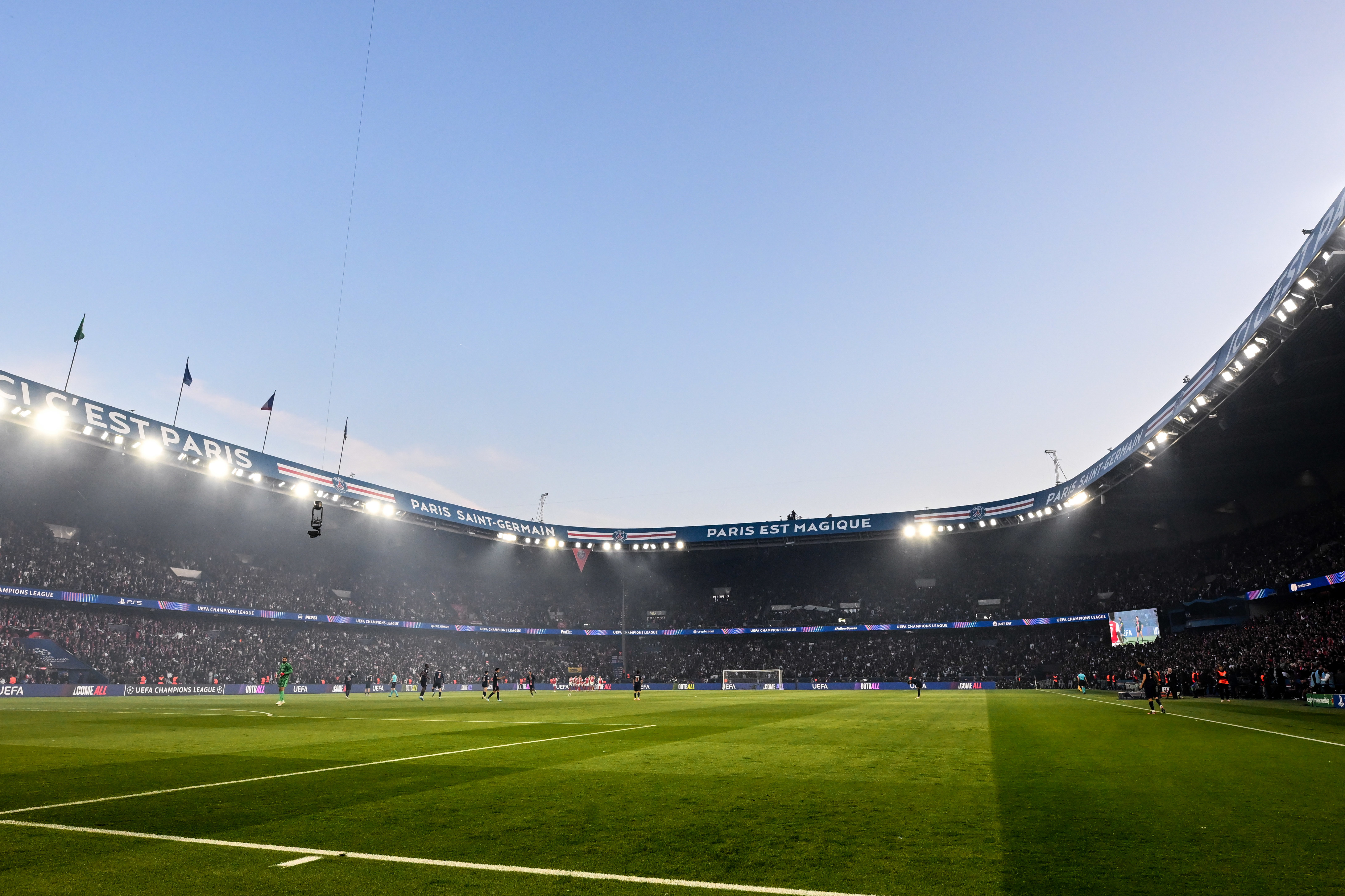 PSG : 61 % des Parisiens favorables à la vente du Parc des Princes au club,  selon un sondage - Le Parisien