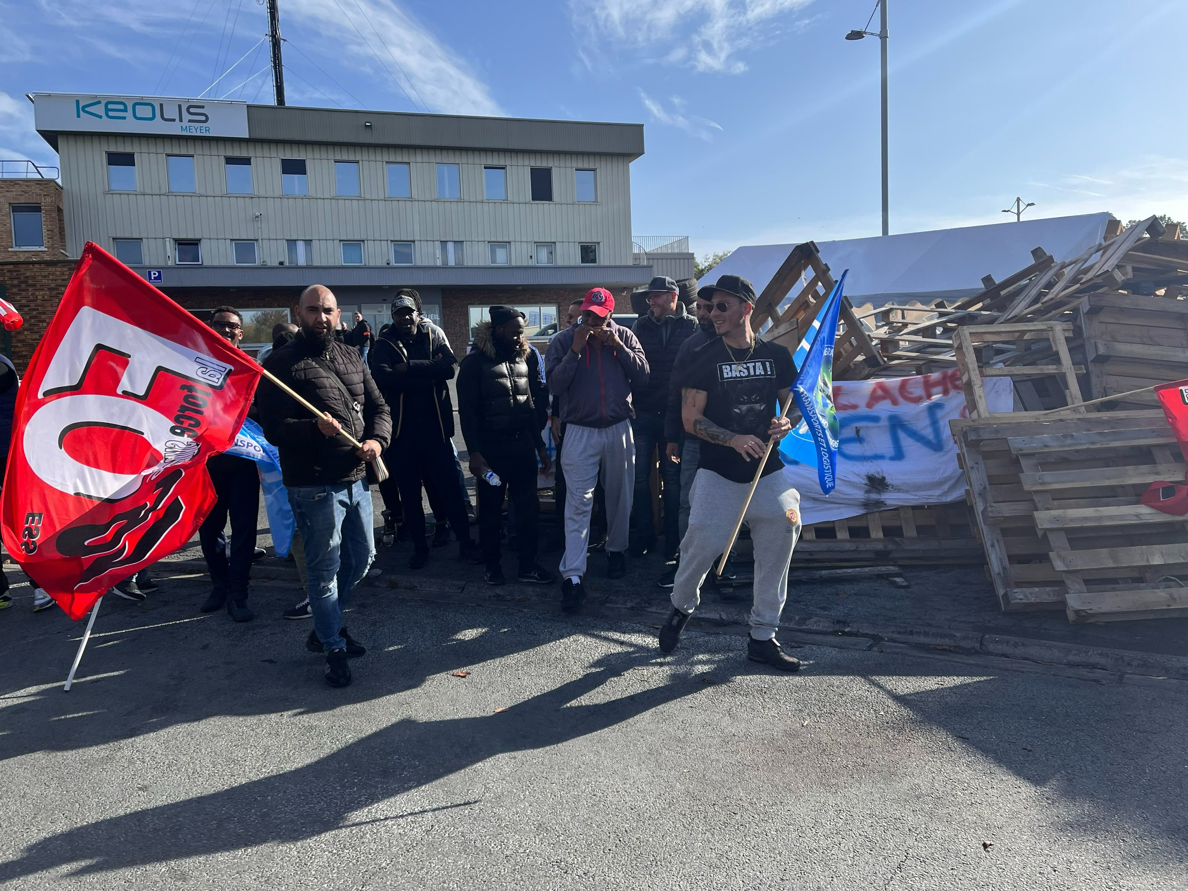 Montlhéry, le 19 octobre. Les grévistes occupent l'entrée du dépôt de la compagnie de transport Keolis Meyer depuis le 13 octobre. LP/Nolwenn Cosson