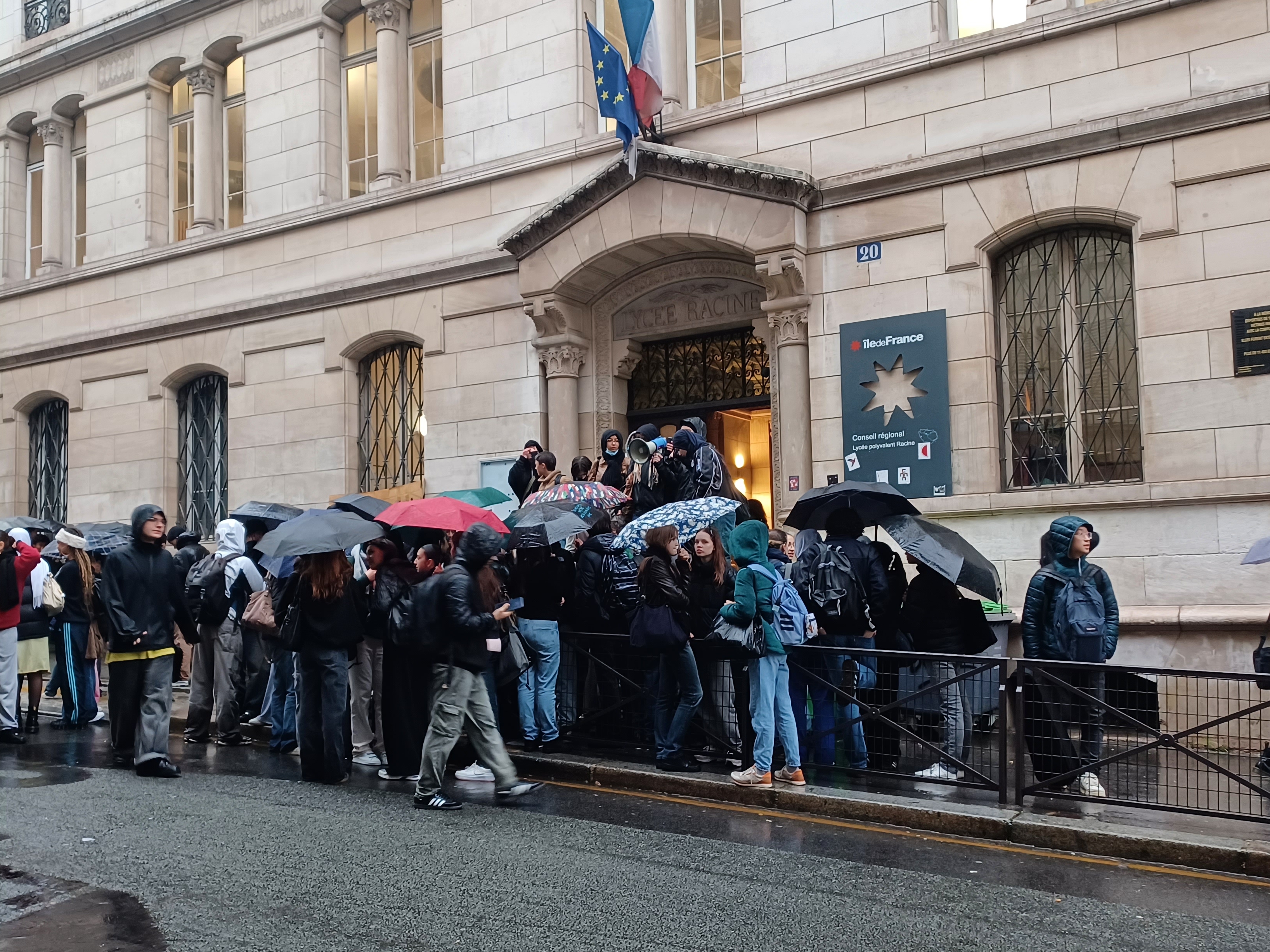 Sous une pluie battante, une centaine d'élèves ont bloqué l'accès au lycée Racine, dans le VIIIe arrondissement parisien, ce jeudi matin. LP/Frédéric Gouaillard