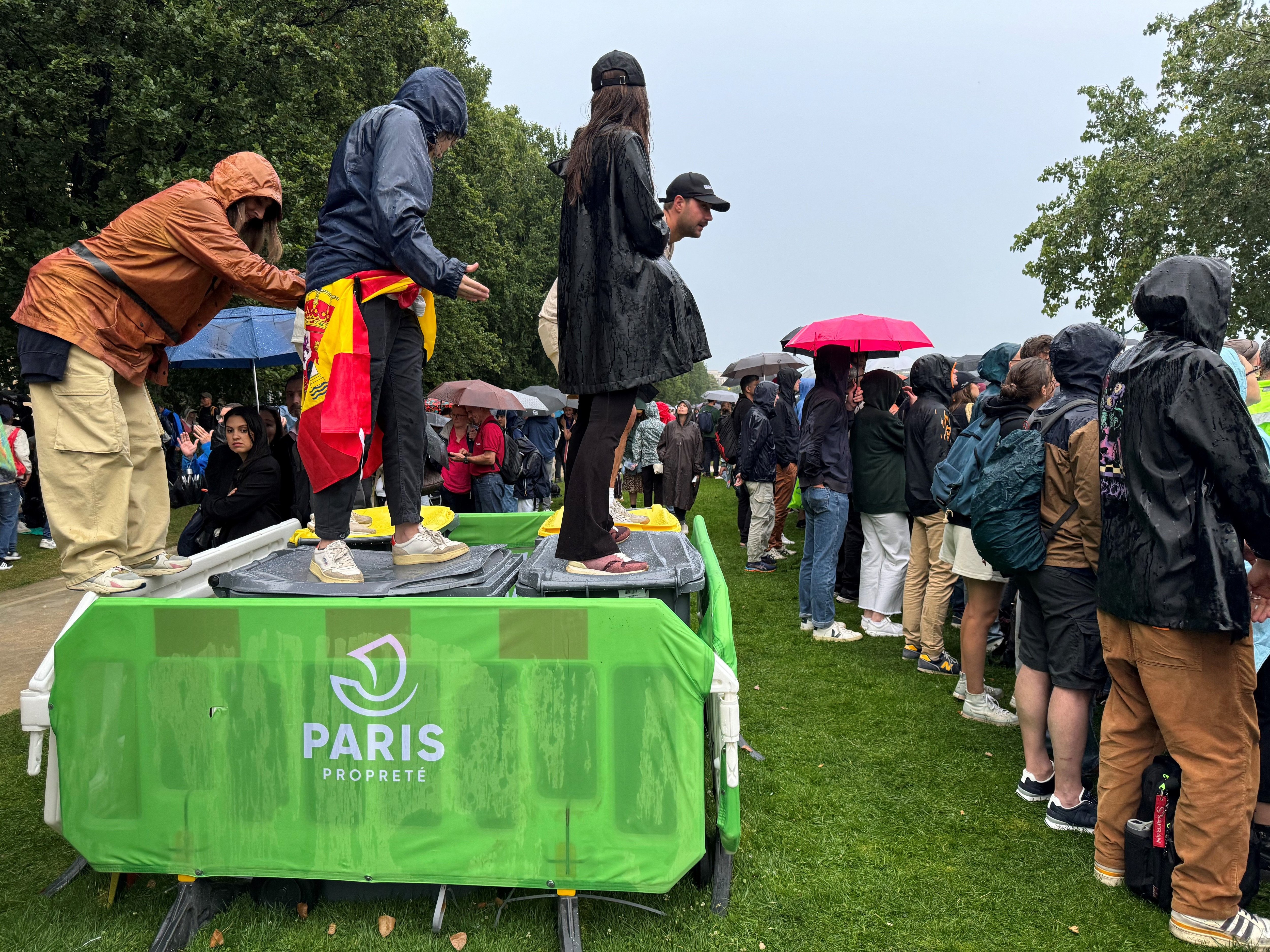 Paris, ce vendredi 26 juillet. Difficile pour les spectateurs installés sur les quais hauts de profiter du spectacle offert sur la Seine lors de la cérémonie d'ouverture des JO. LP/Paul Abran