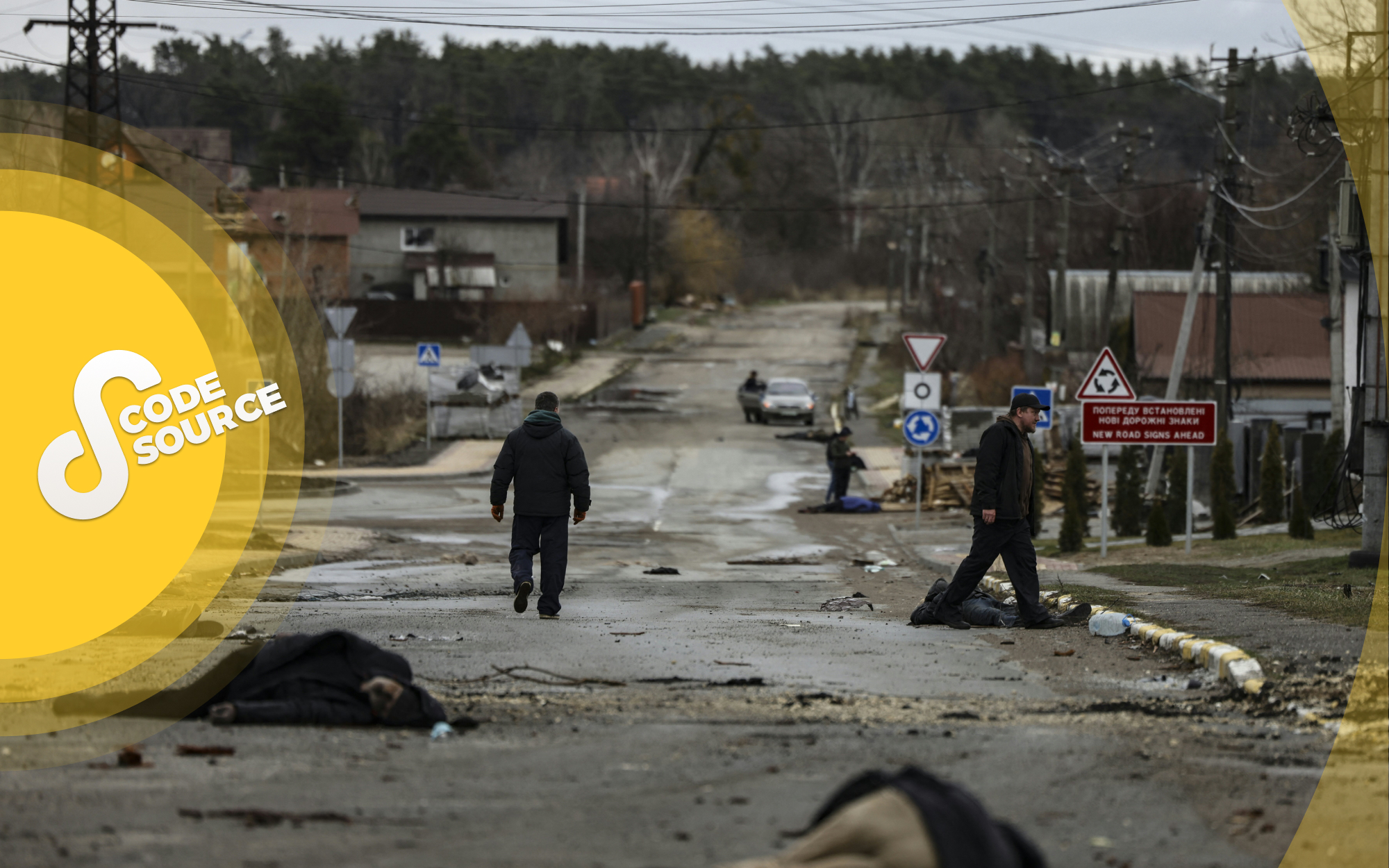Des corps gisent dans une rue de Boutcha, au nord-ouest de Kiev, en Ukraine, le 2 avril 2022. AFP/RONALDO SCHEMIDT
