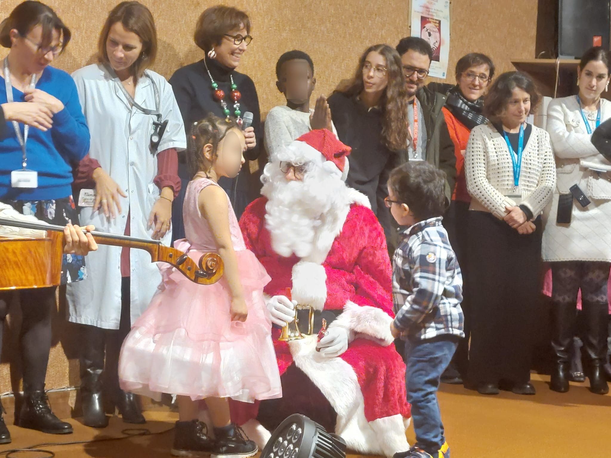 Le Chesnay-Rocquencourt (Yvelines), ce mercredi. La magie de Noël a offert une parenthèse joyeuse aux enfants malades de l'hôpital Mignot. LP/Stéphane Corby