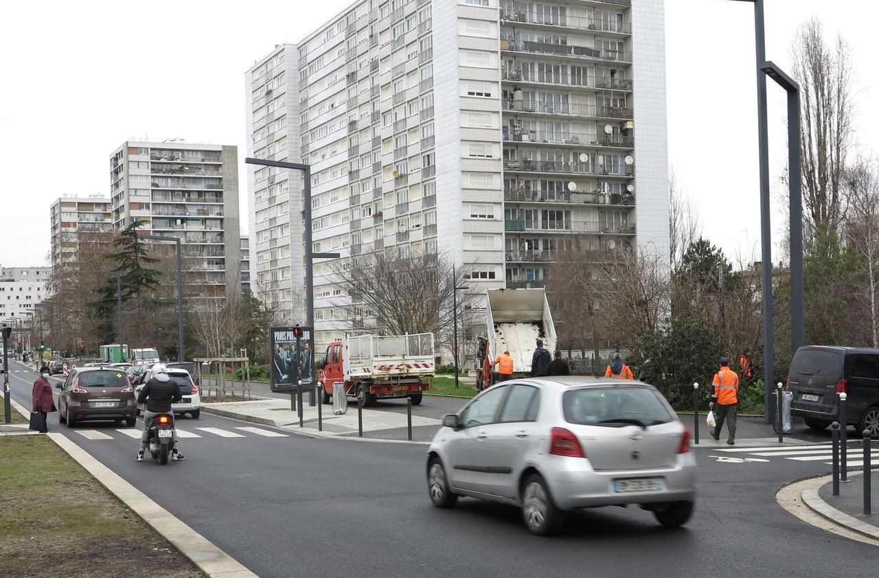 <b></b> Vitry-sur-Seine, ce jeudi matin. Un piéton, percuté par un scooter sur un passage piéton de l’avenue Rouget-de l’Isle, au croisement avec la rue Louis-Marchandise, a été ensuite traîné sur 600 m par une automobiliste.