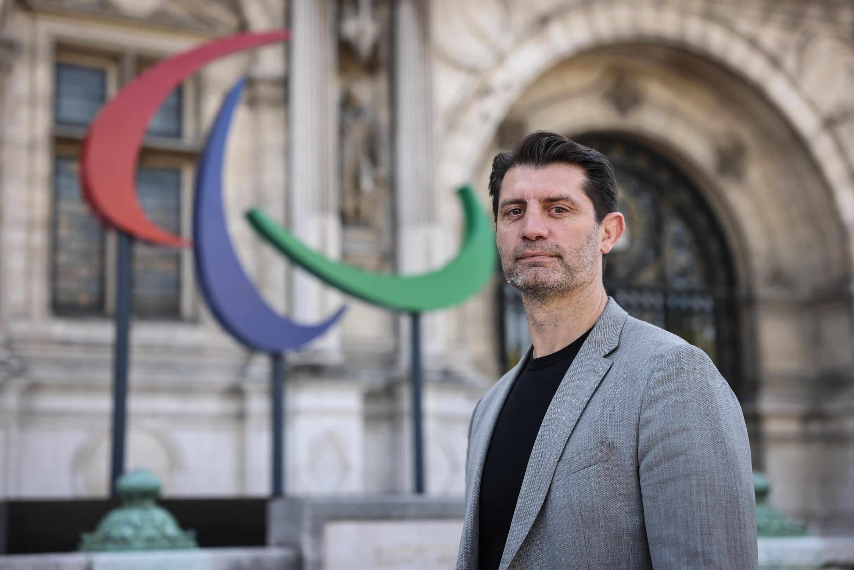 Pierre Rabadan, adjoint chargé des JO à la mairie de Paris, ici devant les Agitos de l'Hôtel de Ville, espère que, pour les Paralympiques, Paris retrouvera la même ferveur que lors des Jeux olympiques. LP/Fred Dugit