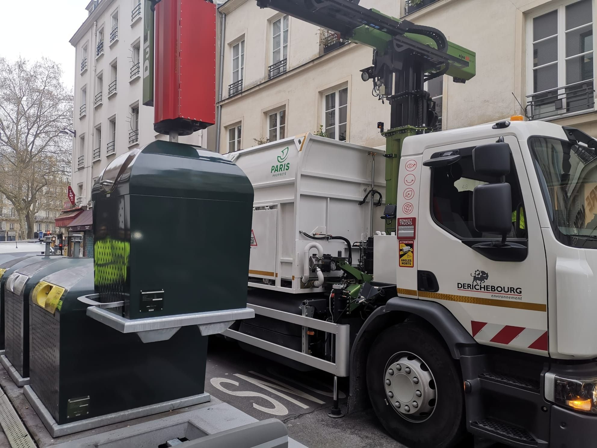 Paris, le 27 mars. Dans le XIe arrondissement, tous les trilib' ont été équipés d'une borne pour les déchets alimentaires. La collecte a commencé en début de semaine. LP/Pauline Darvey
