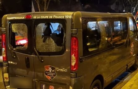 Palaiseau (Essonne), dimanche 13 mars 2022. Les joueurs du club de football de Pantin ont été pris à partie à la sortie des vestiaires en rejoignant leur bus. Quatre d'entre eux ont été blessés. DR