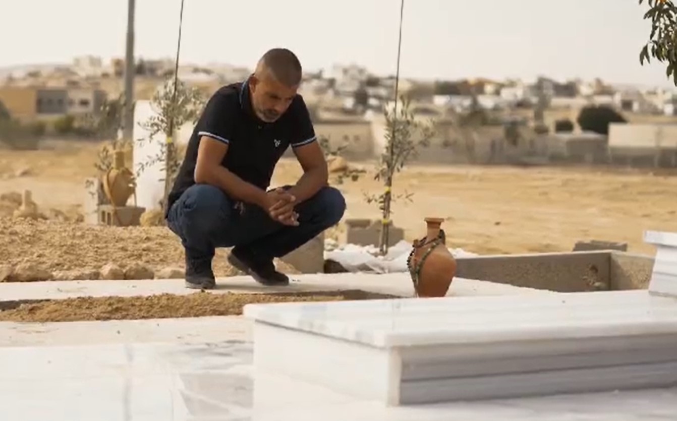 Ce père de famille arabe israélien raconte se rendre tous les jours sur la tombe de sa femme Wafa, tuée par balles le 7 octobre. Capture vidéo