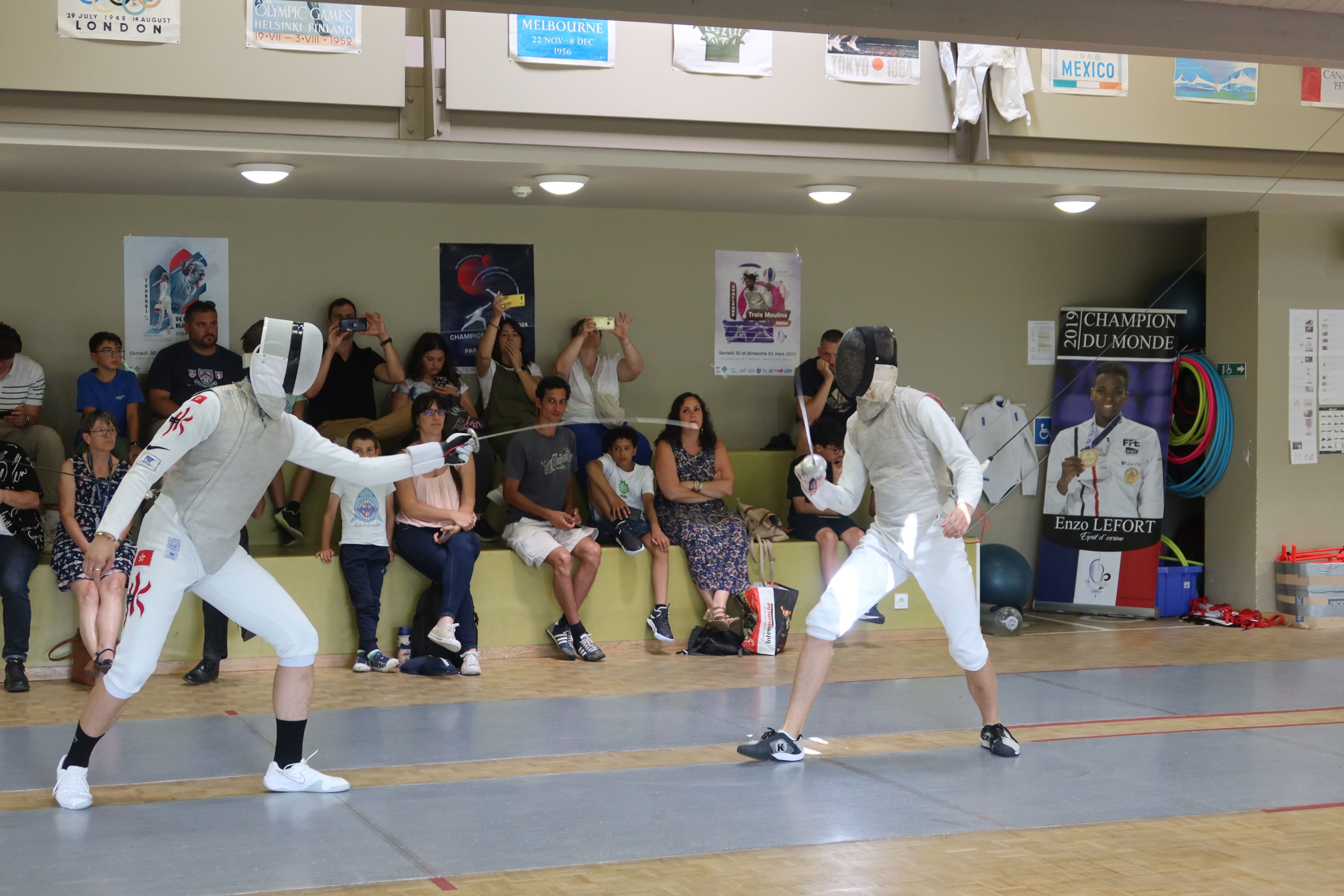 Melun (Seine-et-Marne), le 22 juillet 2024. Champion olympique de fleuret individuel aux JO de Tokyo en 2020, le Hongkongais Ka Long Cheung (à gauche) s'est entraîné ce lundi sous les yeux du public dans la salle d'armes du Cercle d'escrime de Melun Val de Seine. LP/Sophie Bordier