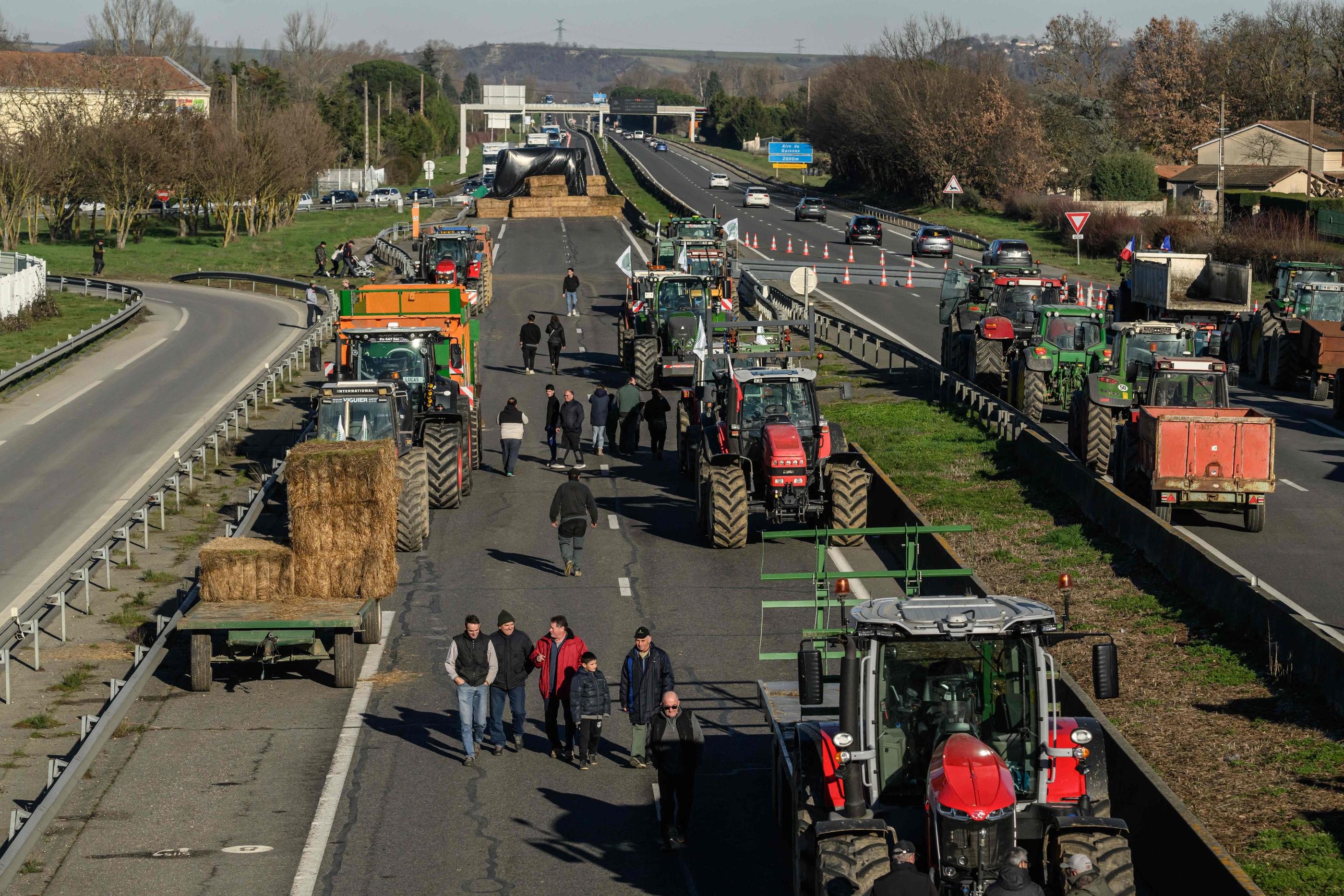 Des tracteurs ce samedi sur l'A64, bloquée par des manifestants au niveau de Carbonne, au sud de Toulouse, depuis le 18 janvier. AFP/Ed Jones