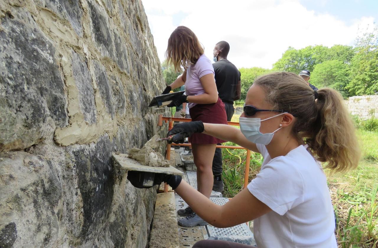 <b></b> Marcoussis, vendredi 24 juillet 2020. En raison de la crise sanitaire, le port du masque est obligatoire sur le chantier de restauration du château de Montagu.