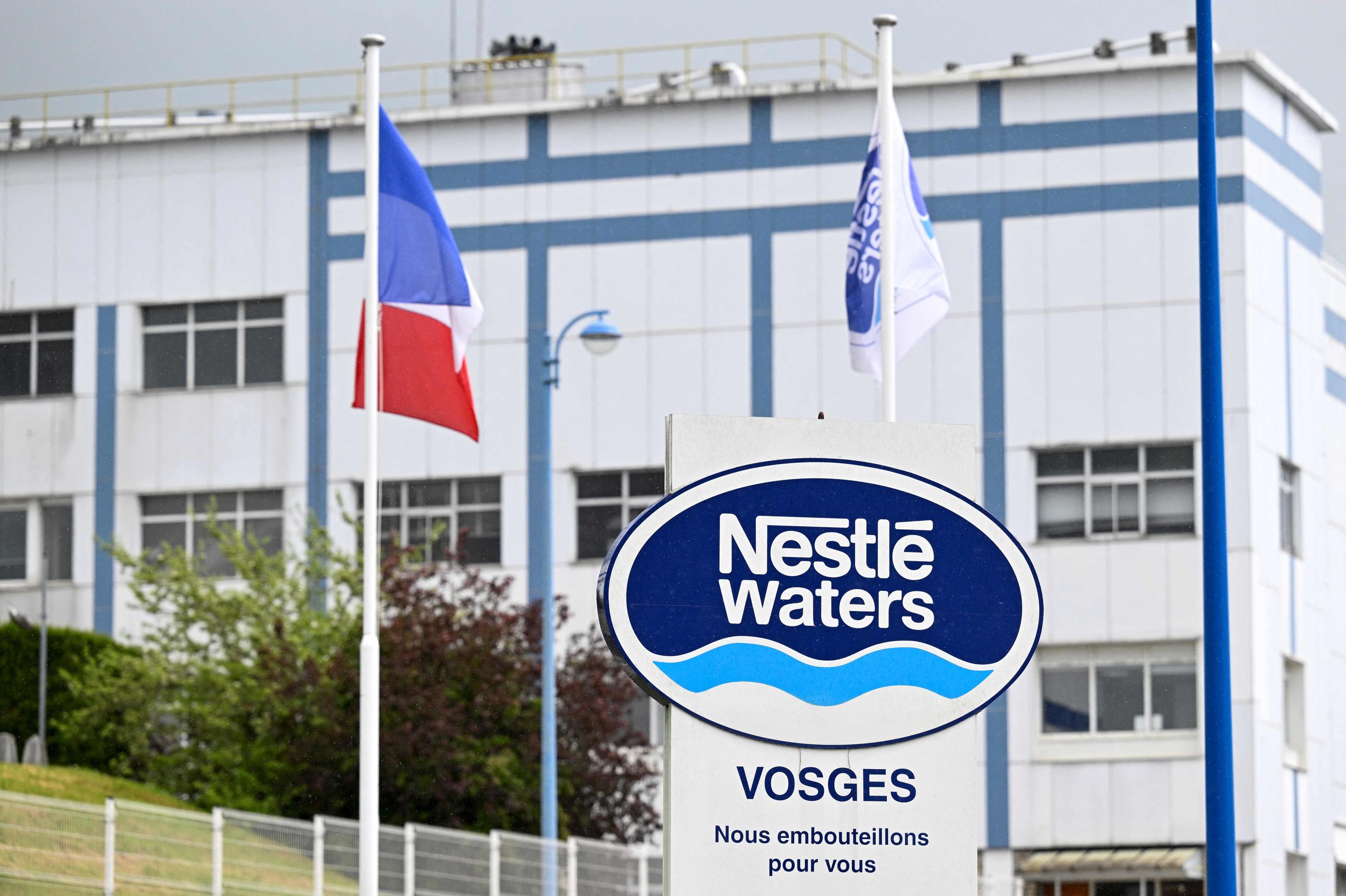 L'usine Nestlé présente à Contrexeville dans les Vosges, en mai 2023. AFP/JEAN-CHRISTOPHE VERHAEGEN