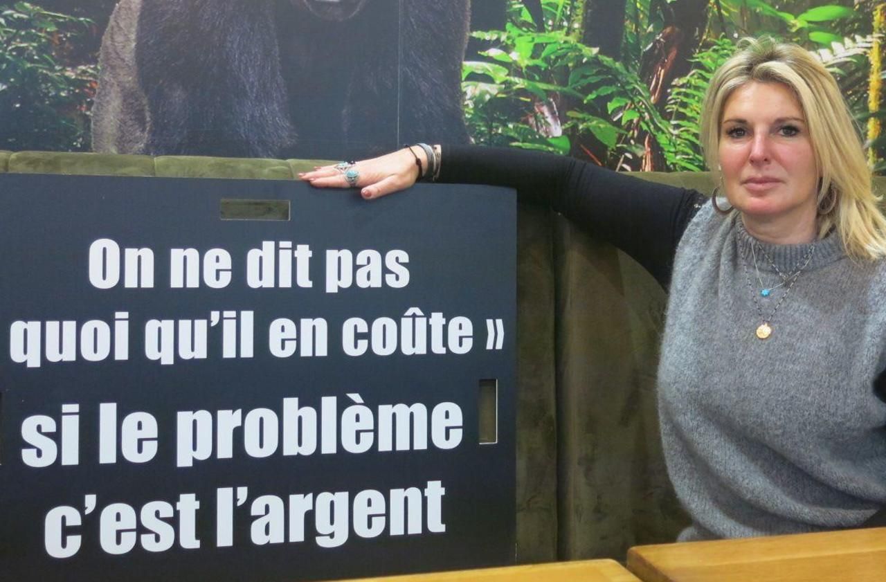 <b></b> Lagny-sur-Marne, le 17 décembre 2020. Delphine Mairiaux est propriétaire de trois restaurants en Seine-et-Marne, dont « Le Gorille » à Lagny-sur-Marne. Dans cet établissement, une pancarte rappelle à Emmanuel Macron la formule qui a marqué son allocution en mars dernier, « Quoi qu’il en coûte ».