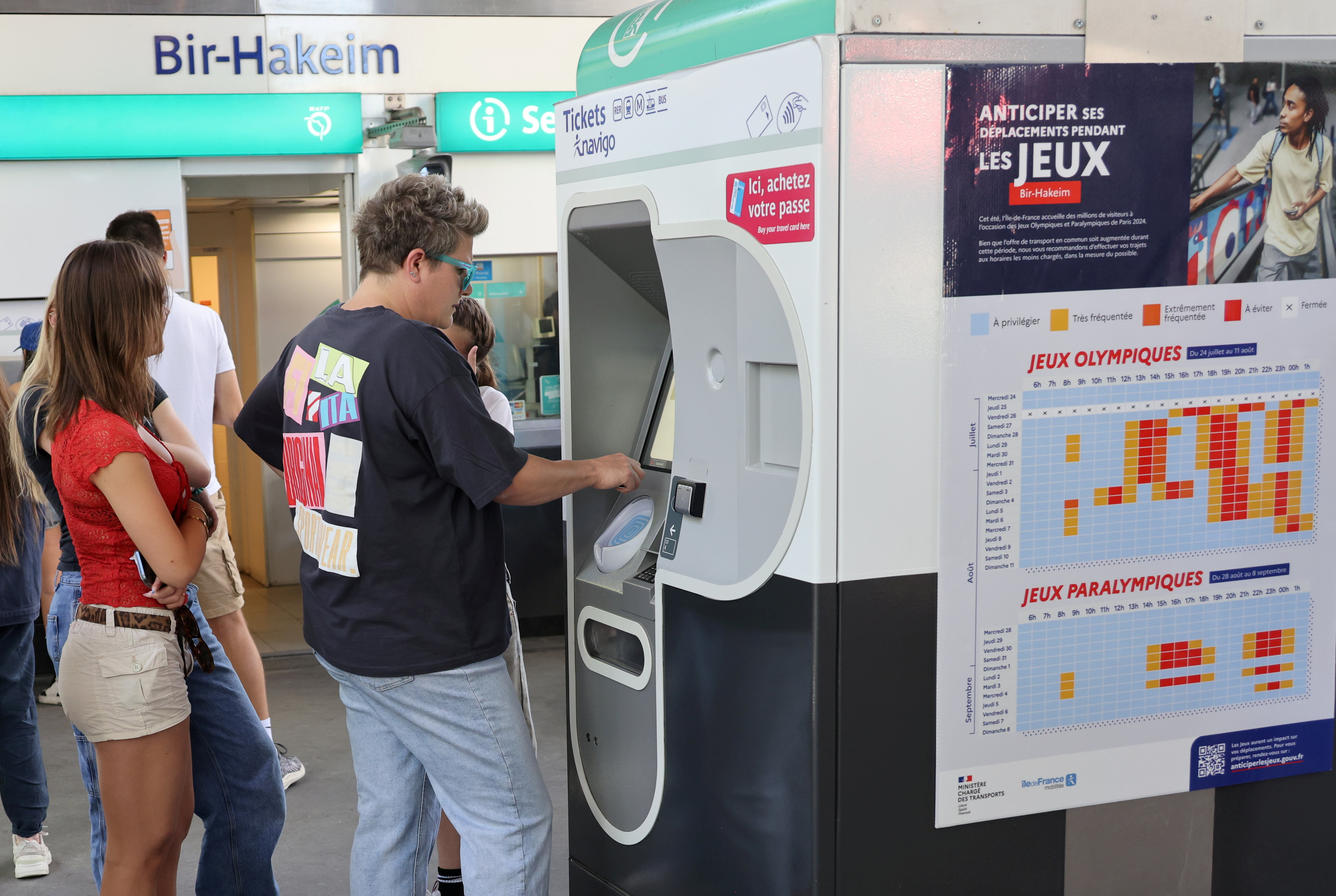 Station Bir-Hakeim (Paris XVe), le 5 août. Les tarifs olympiques dans les transports resteront au plus haut jusqu'à la fin des épreuves paralympiques, dans un peu moins d'un mois. LP/Delphine Goldsztejn