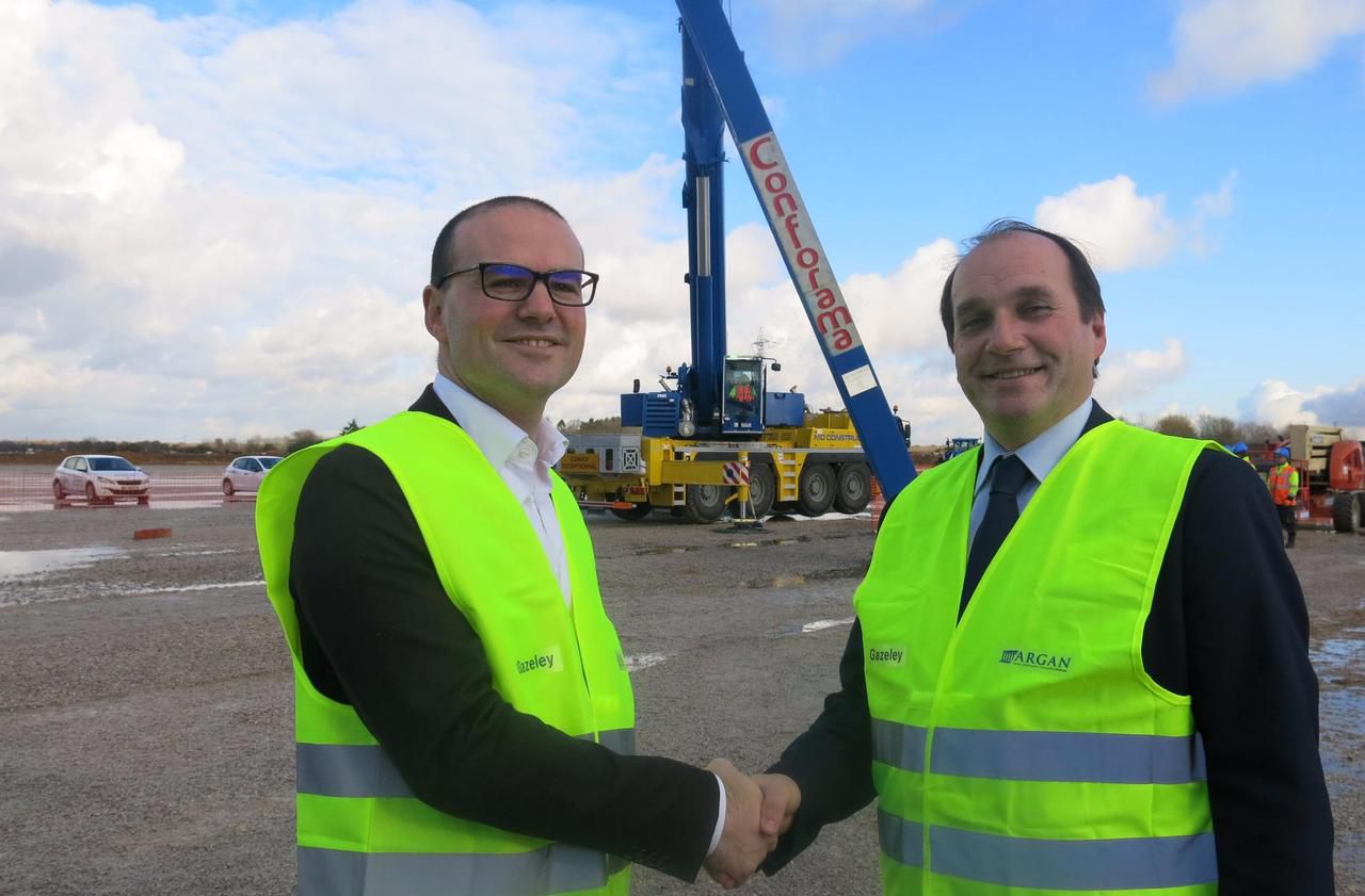 <b></b> Tournan-en-Brie, ce mardi 28 novembre. Alexandre Nodale, PDG de Conforama (à g), et Laurent Gautier, (LREM), le maire de la ville, devant le poteau symbolique scellé pour l’inauguration du futur entrepôt de 180 000 m². 