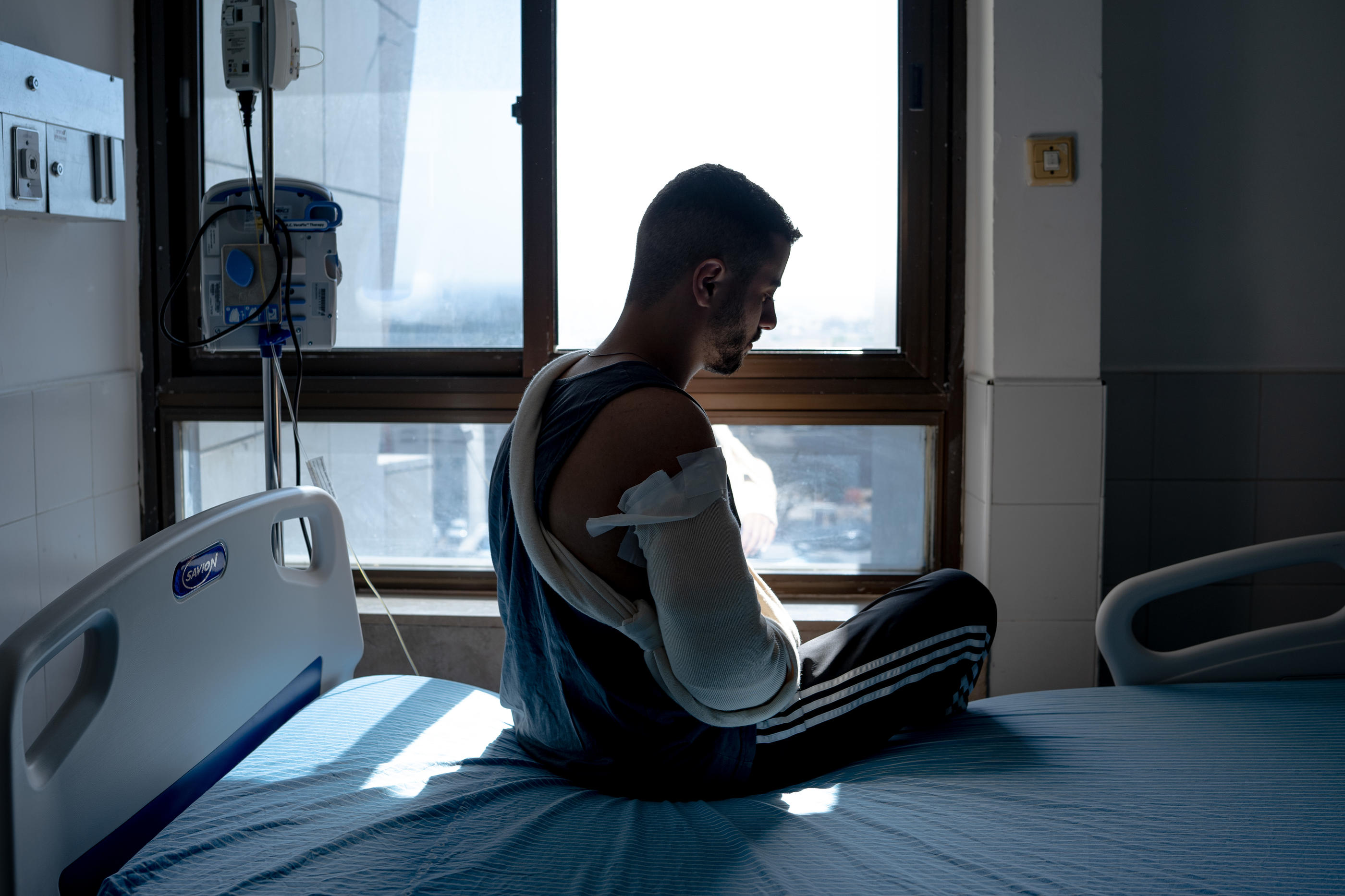 Ethan (ici dans sa chambre d'hôpital, à Tel Aviv, le 5 novembre) avait pour mission la surveillance des régions limitrophes de Gaza. Le combat contre les terroristes du Hams, le 7 octobre, fut long et violent. /Arthur Larie