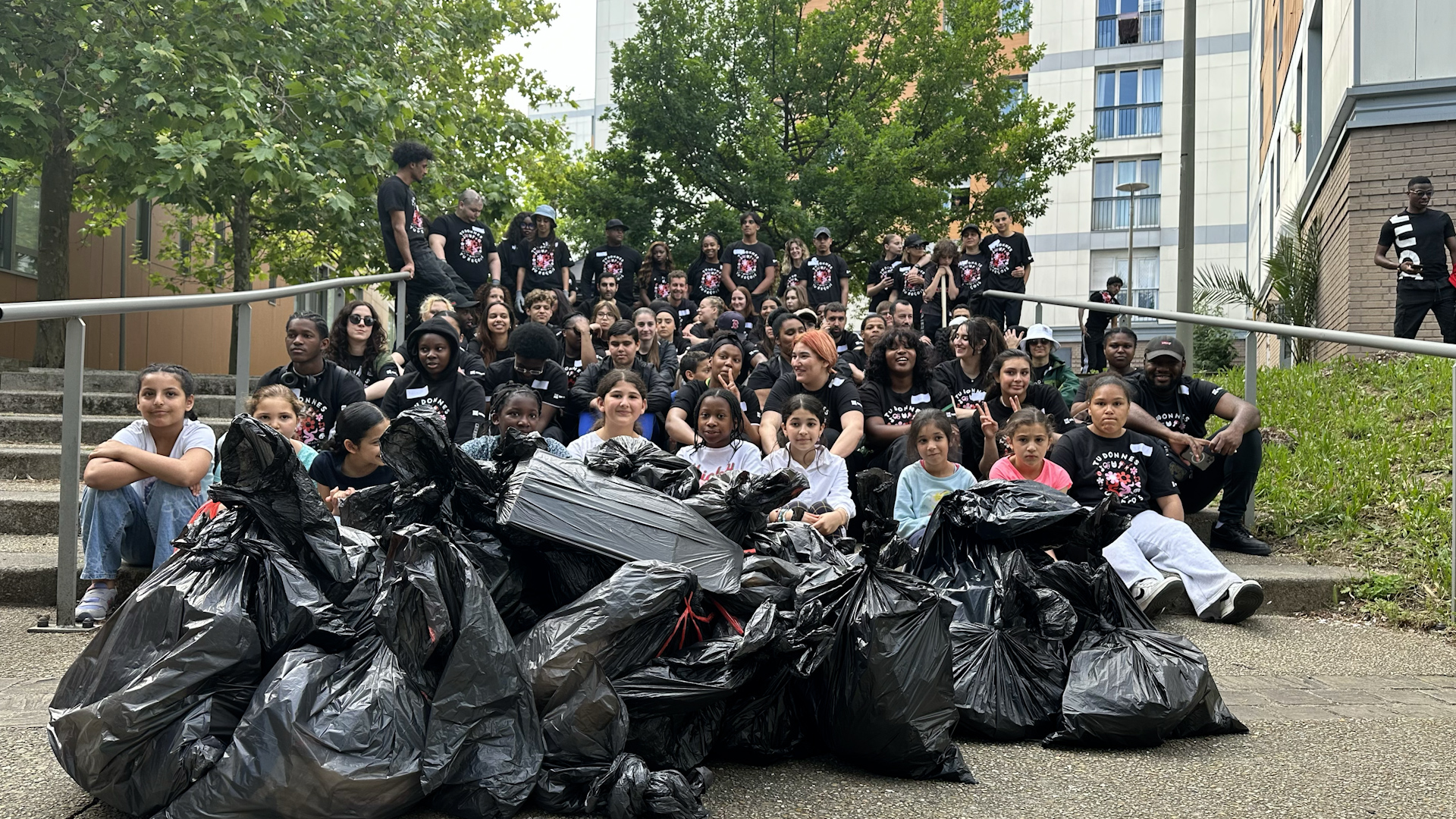 Une centaine de jeunes a participé à un nettoyage de la ville de Garges-les-Gonesse et à un atelier jardinage en échange d'un billet pour un concert à Paris.