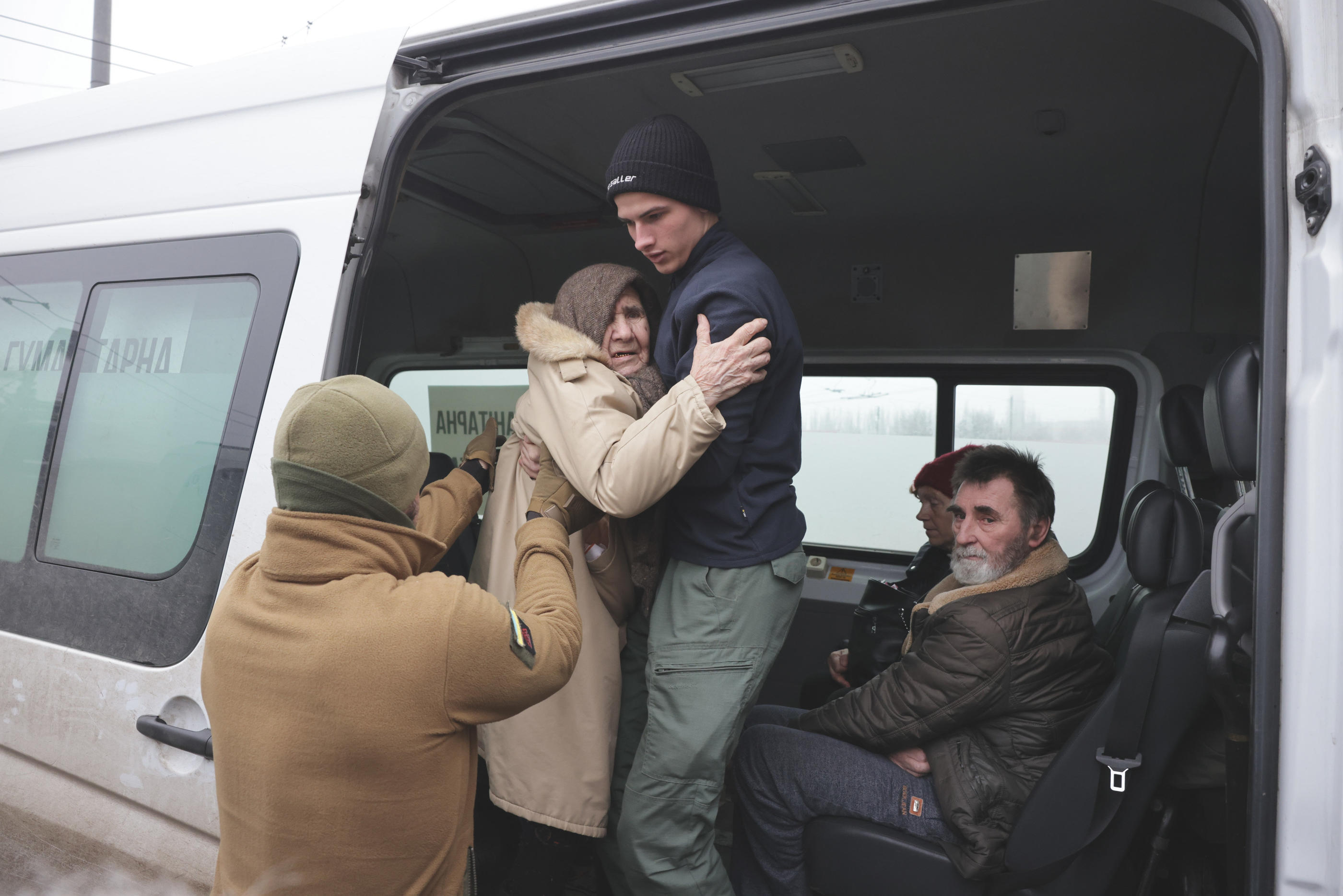 Toretsk (Ukraine), le 16 décembre. Serguii (à gauche), bénévole de l'ONG Vostok SOS, évacue des familles de la ligne de front. LP/ Philippe de Poulpiquet