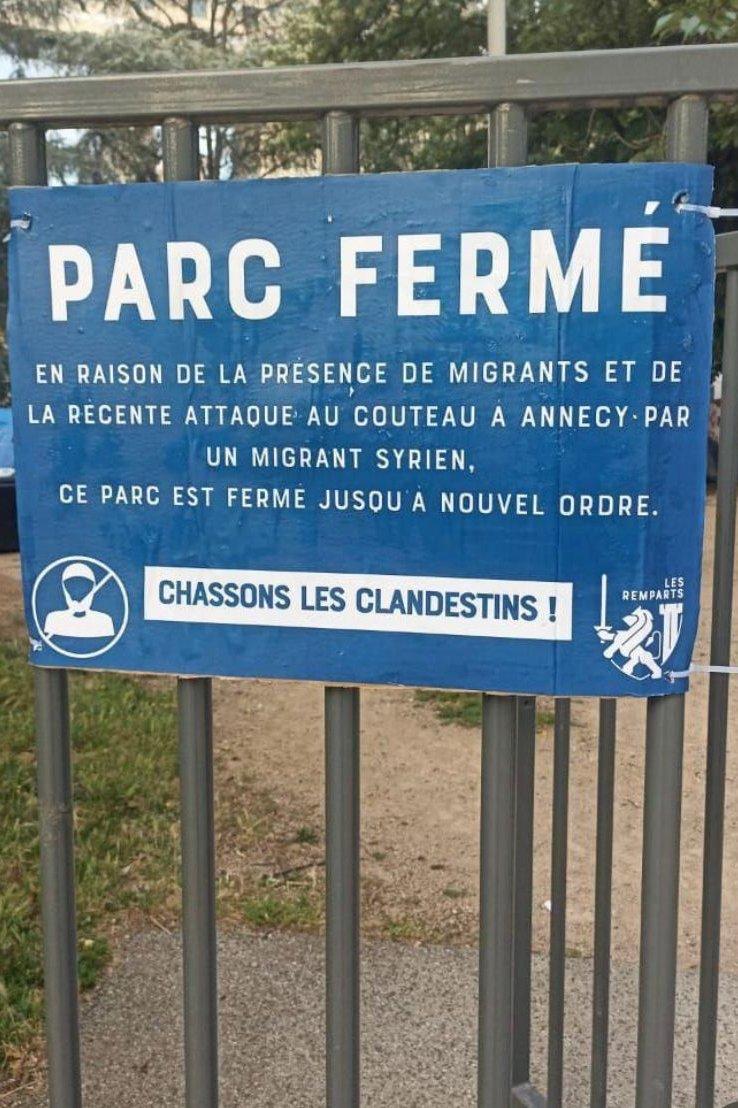 Au lendemain du drame d'Annecy, le groupe d'extrême droite « Les Remparts » a déposé une pancarte raciste devant le square Sainte-Marie-Perrin à Lyon. DR/Twitter Sandrine Ruel