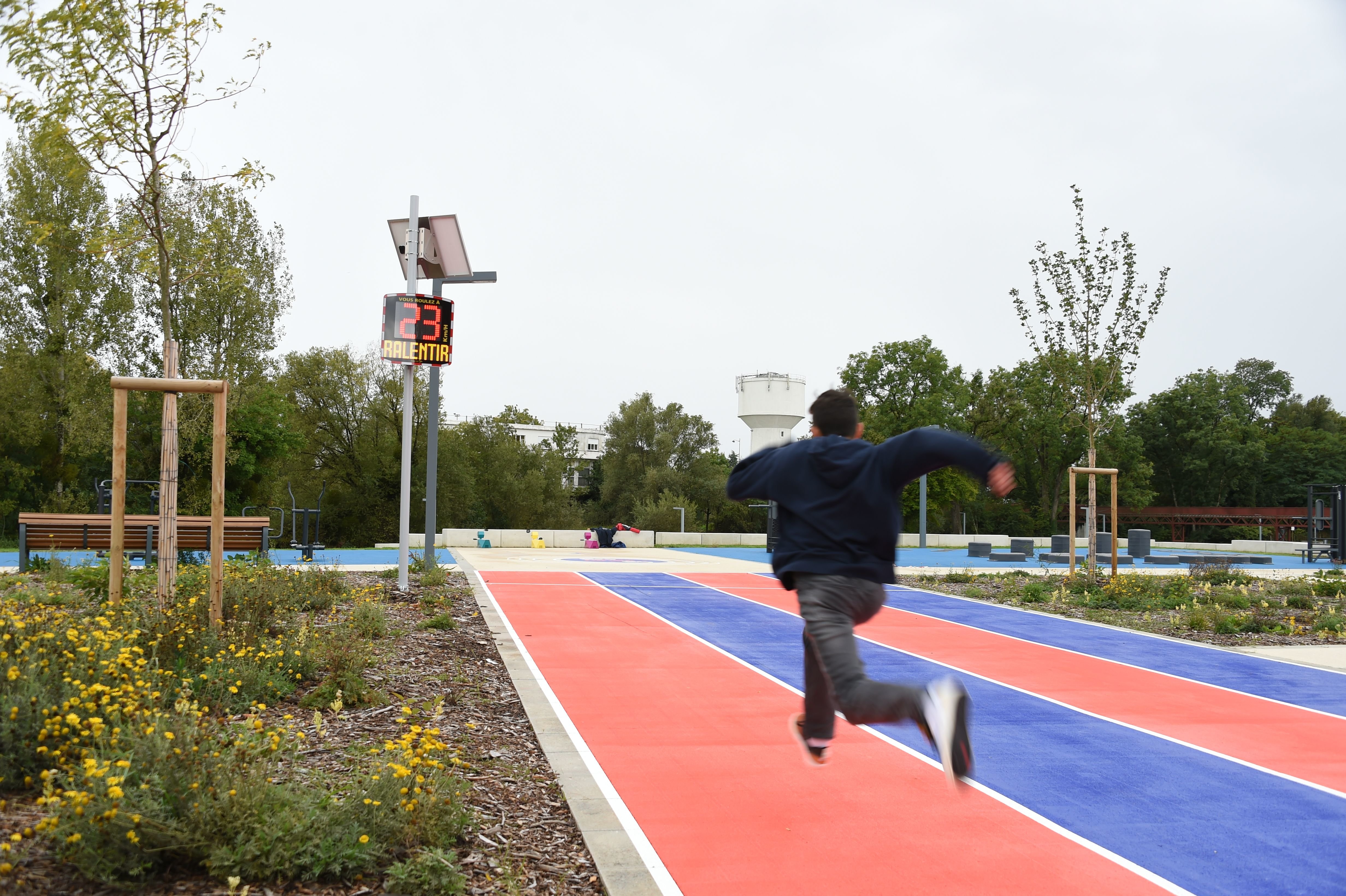 Dans un parc du centre-ville de Saint-Dizier (Haute-Marne), un radar a été installé au bout d'une piste d'athlétisme pour inciter chacun à battre des records. DR