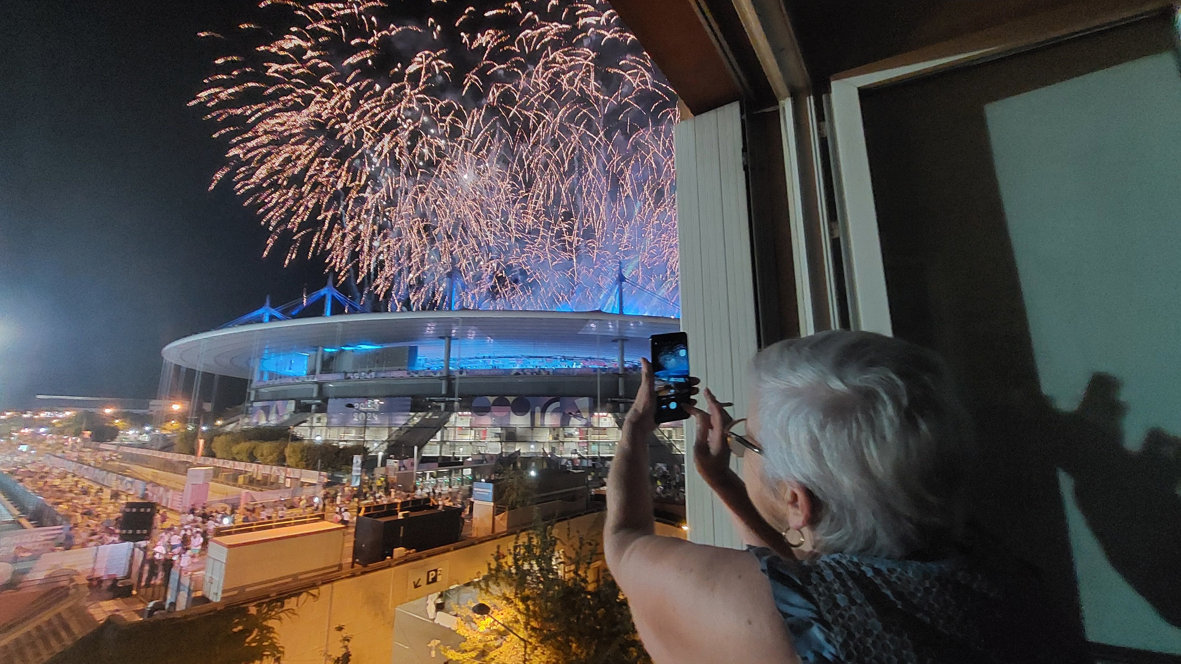 Dans la Résidence Gai Logis, face au Stade de France, Marie-Laure et son mari Dominique sont aux premières loges pour le feu d'artifice. LP/Claire Guédon