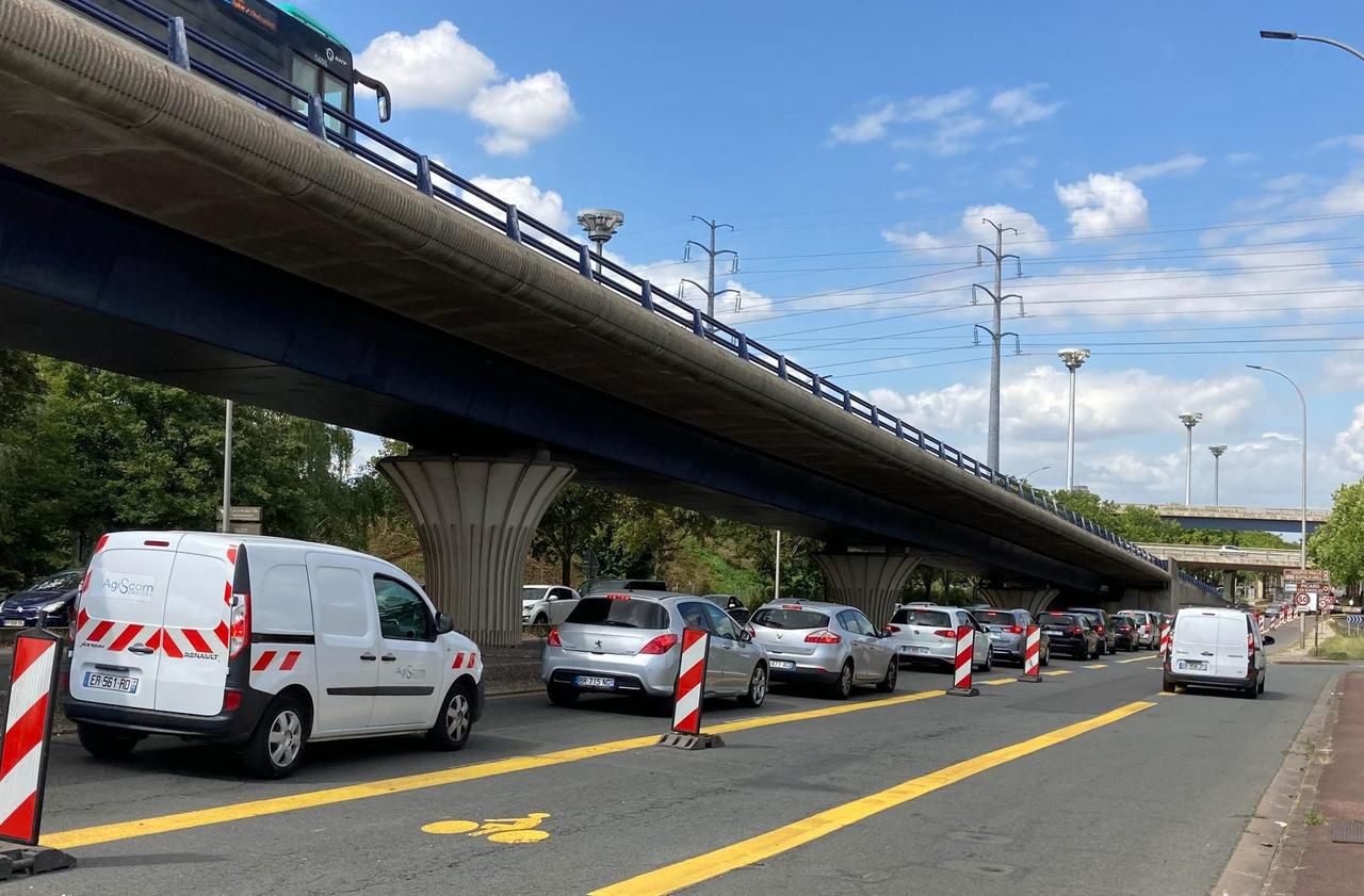 <b></b> Créteil, le 3 juillet 2020. La coronapiste le long de la D 86 entraîne des embouteillages jusqu’au carrefour Pompadour. Elle sera retirée à partir de ce lundi. Mais les aménagements perdurent au niveau du carrefour.