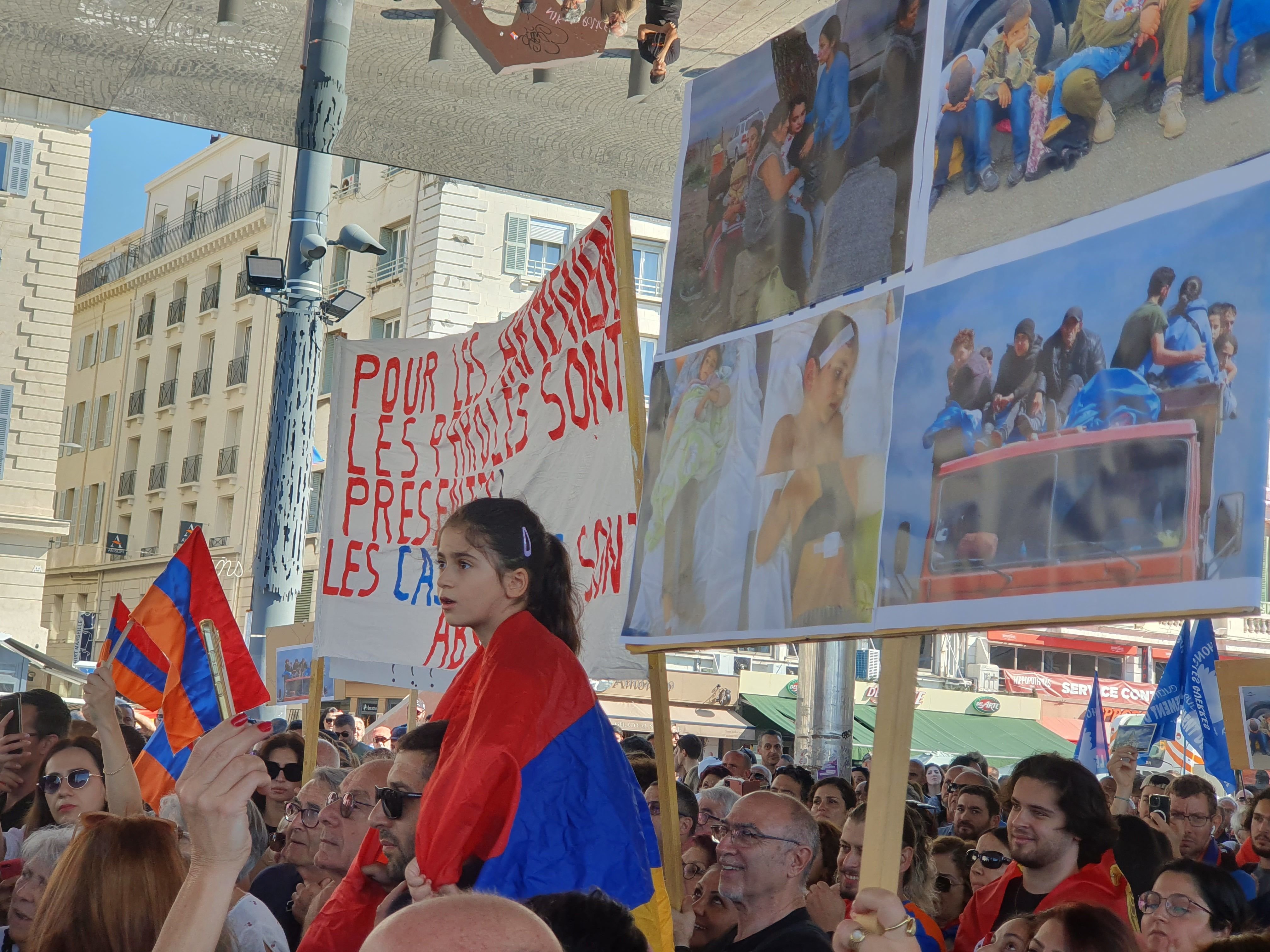L'importante diaspora arménienne s'est mobilisée dimanche sur le Vieux-Port de Marseille alors que la solidarité avec les réfugiés du Haut-Karabakh s'organise. LP/Marc Leras