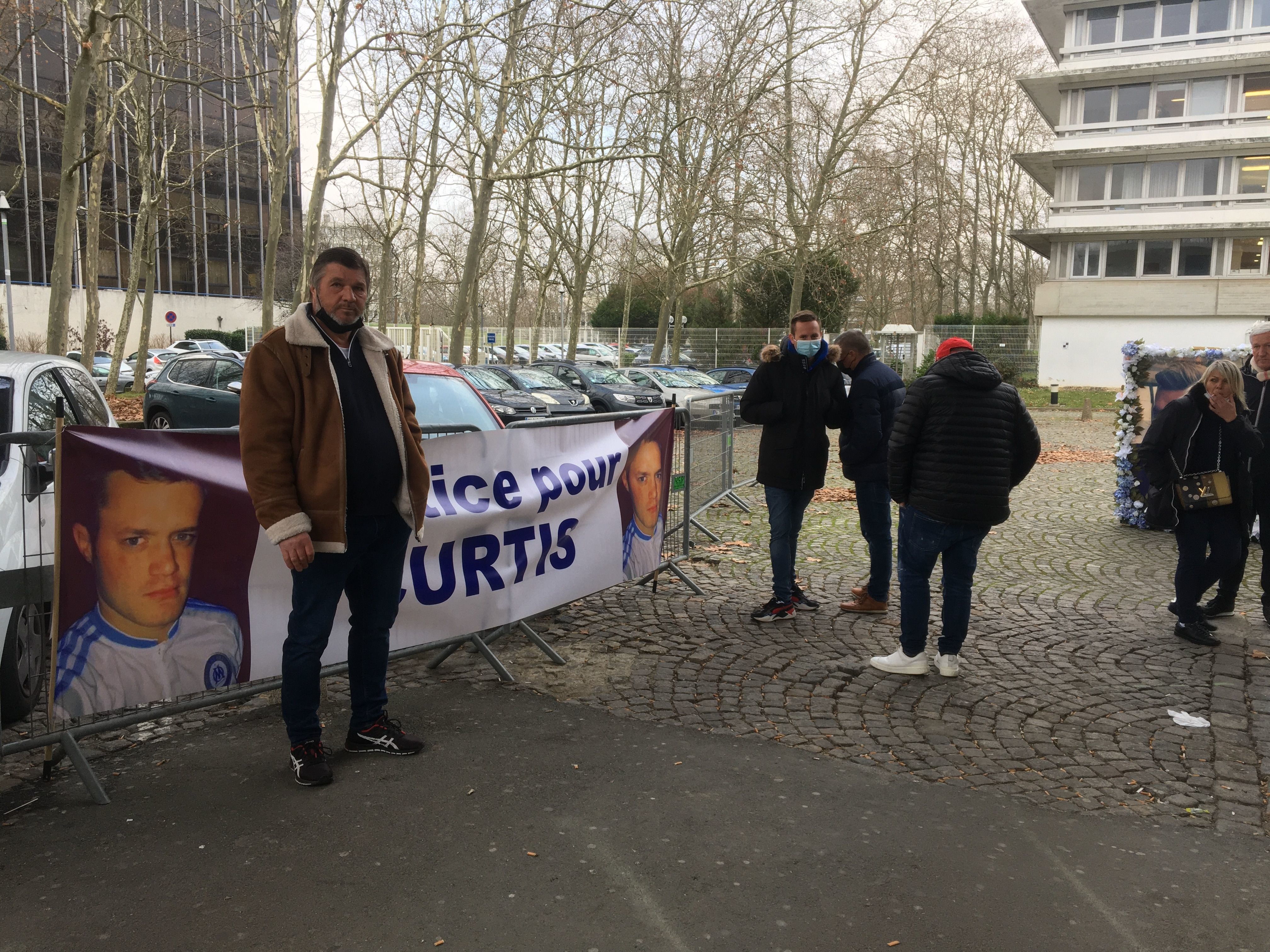 Evry-Courcouronnes, ce mercredi. Les proches de Curtis, mort à 25 ans, ont déployé une banderole à l'ouverture du procès de son meurtrier présumé. LP/Bartolomé Simon