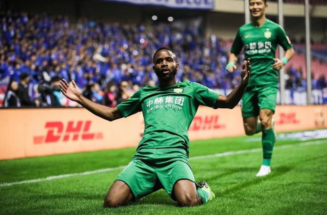 <b></b> Enfant de Vitry, formé au football à Ivry, Cédric Bakambu a rejoint en janvier 2018 le club chinois Beijing Guoan.