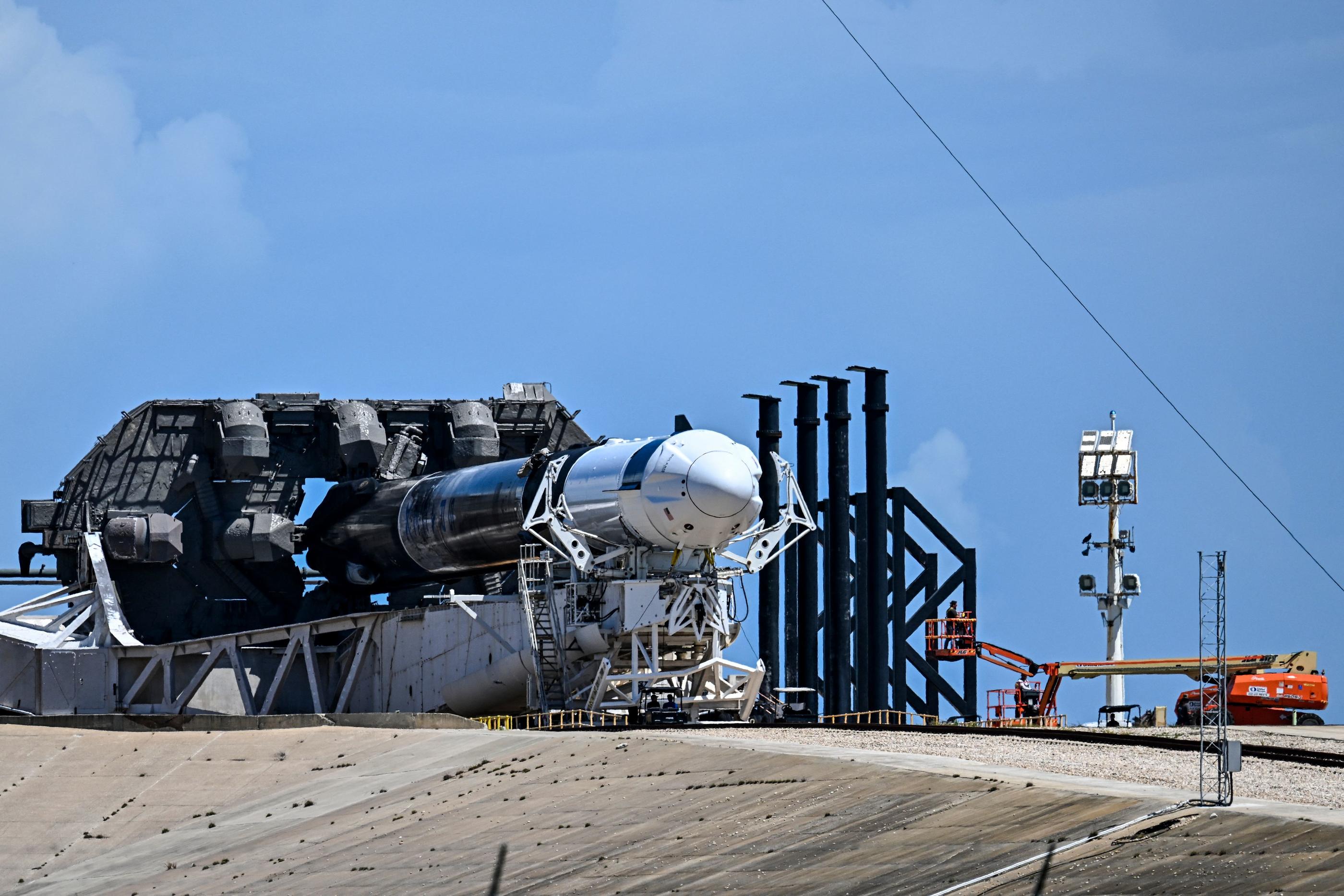 La détection lundi d'une "fuite d'hélium" sur une liaison alimentant la fusée a contraint SpaceX avait déjà reporté le lancement de la mission. AFP / CHANDAN KHANNA