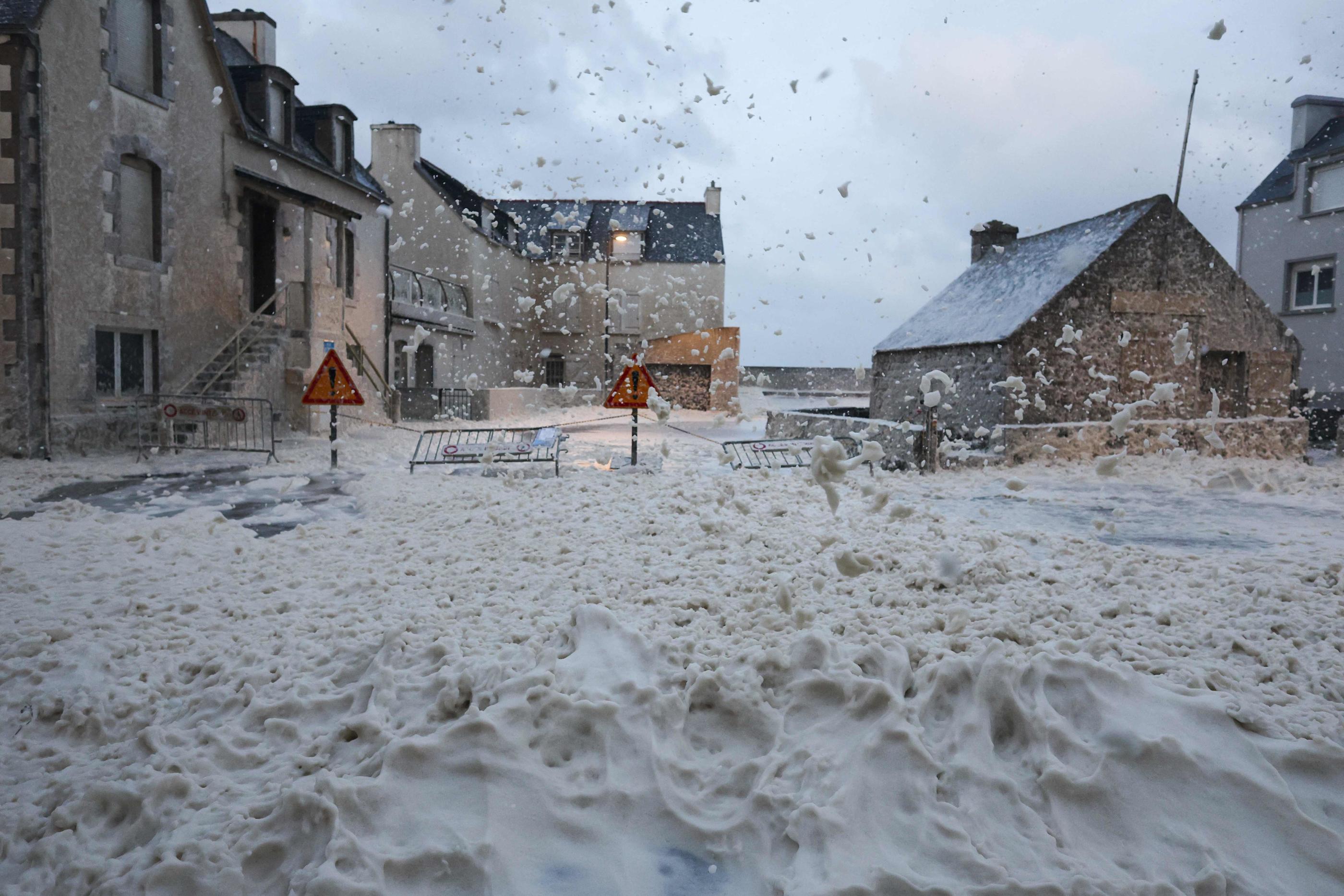 Phénomène de vagues-submersion sur la commune de Penmarc'h (Finistère), lors du passage de la tempête Ciaran le 2 novembre 2023. AFP/FRED TANNEAU