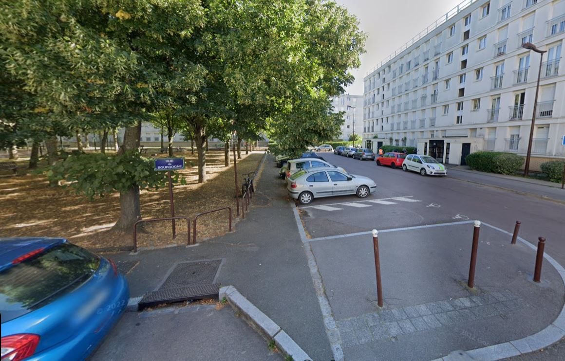 Un homme a été découvert, mort, allongé au sol, le pantalon aux chevilles, vendredi 28 juillet, dans cette impasse du quartier Moser à Versailles (Yvelines) (Illustration). /Google Street View