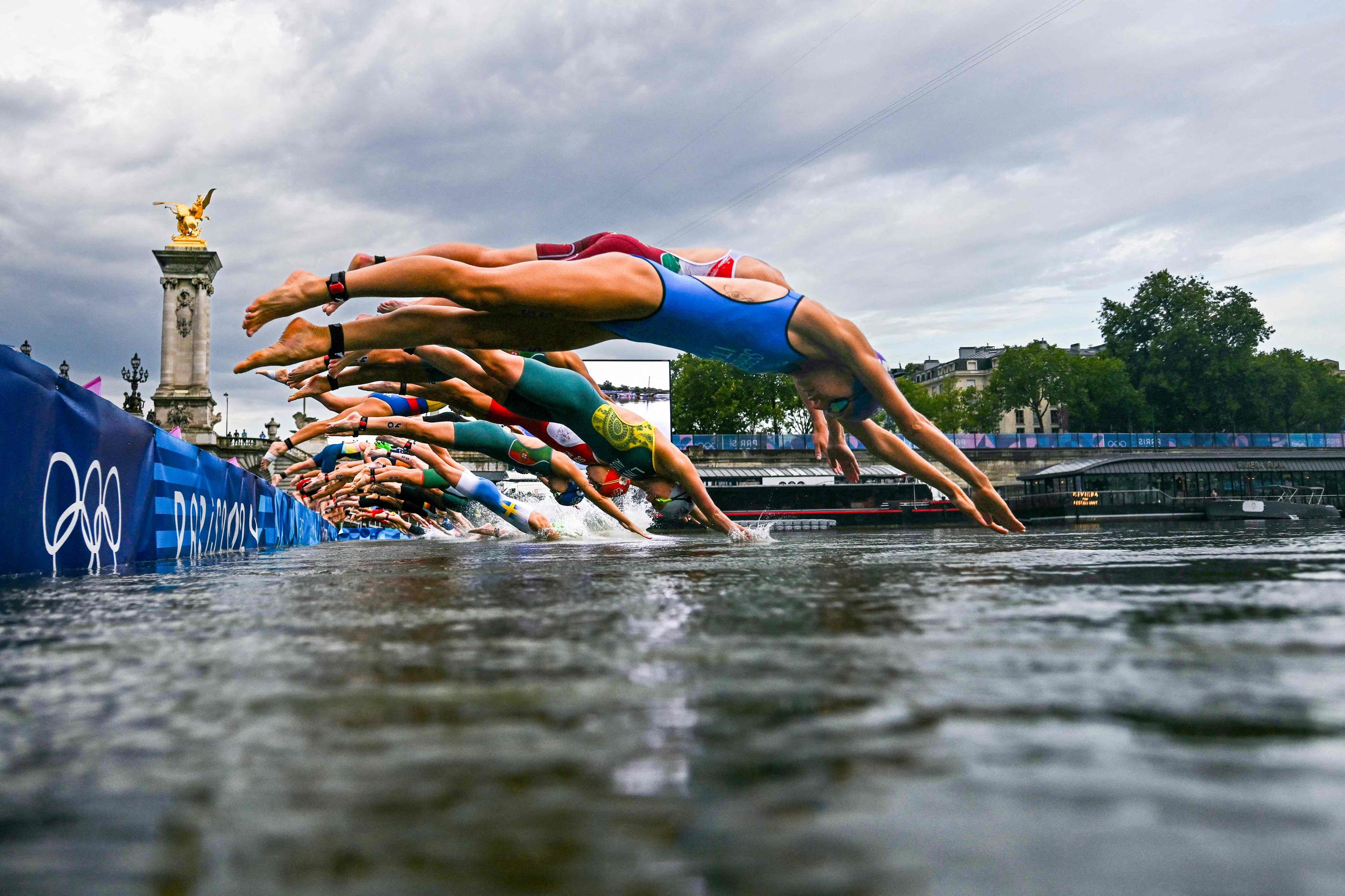 Lors du triathlon ce lundi, quinze équipes seront sur la ligne de départ, au niveau du pont Alexandre III, comme ici lors de l'épreuve féminine de triathlon du mercredi 31 juillet. AFP/Martin Bureau