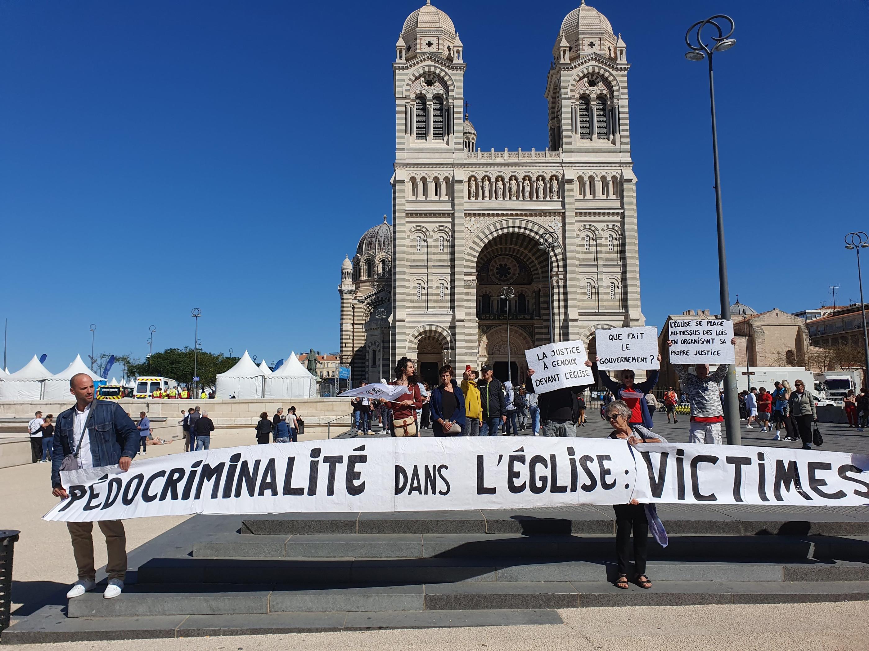 Des victimes de prêtres pédocriminels se sont rassemblées samedi devant la cathédrale de la Major à Marseille, interpellant notamment Emmanuel Macron et l'Etat : « Il faut protéger les enfants ». LP/Marc Leras