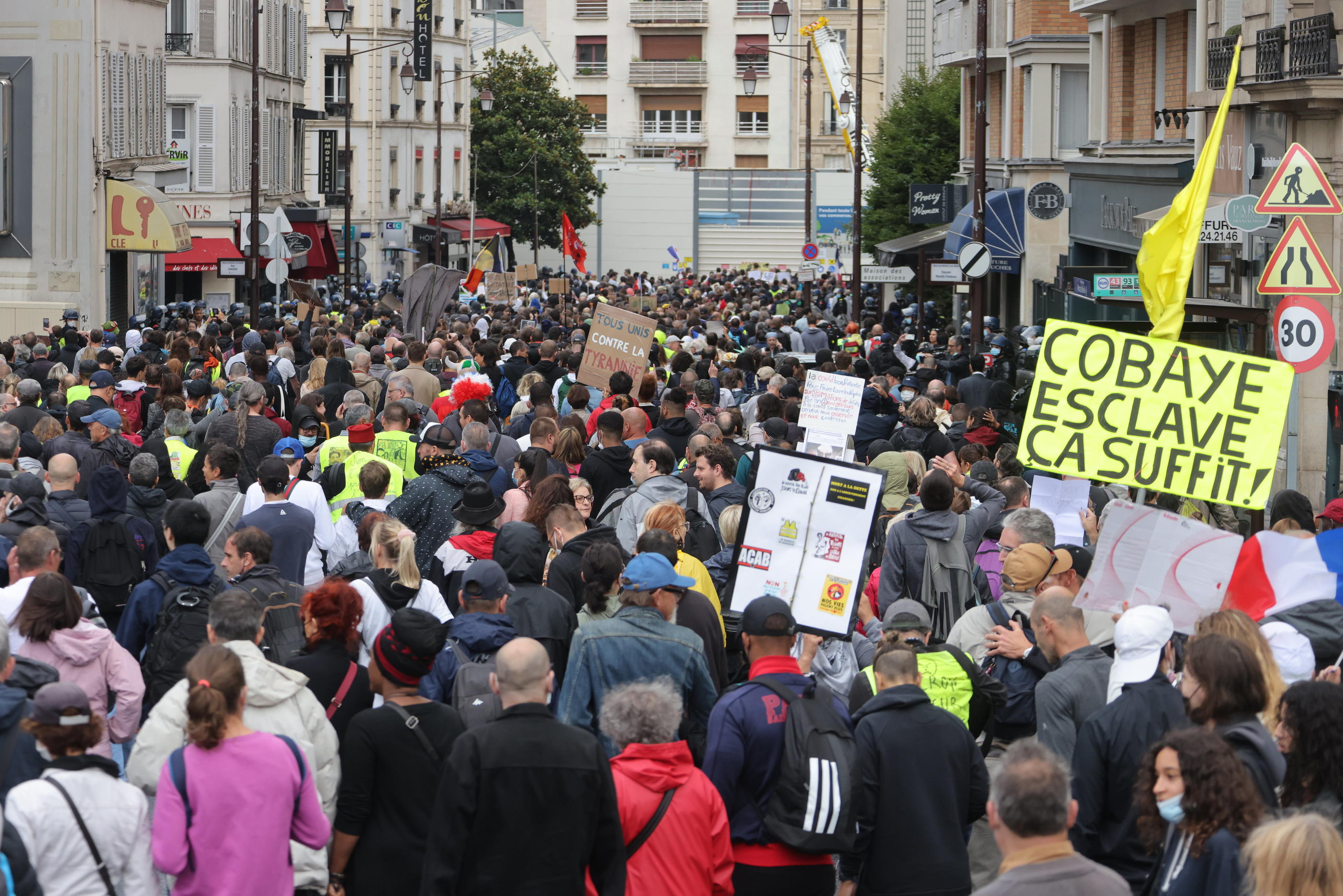 Environ 2000 personnes ont manifesté contre le pass sanitaire ce samedi, du métro Pont de Neuilly jusqu'à la Place du Chatelet à Paris. LP/Philippe Lavieille