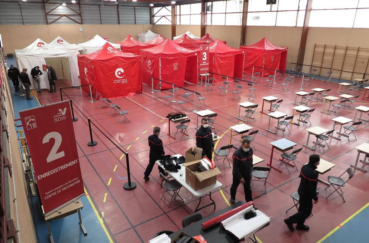 <b></b> Trente-deux pompiers du Val-d’Oise seront mobilisés ce week-end au centre de vaccination de Cergy, installé au gymnase du Moulin-à-Vent.