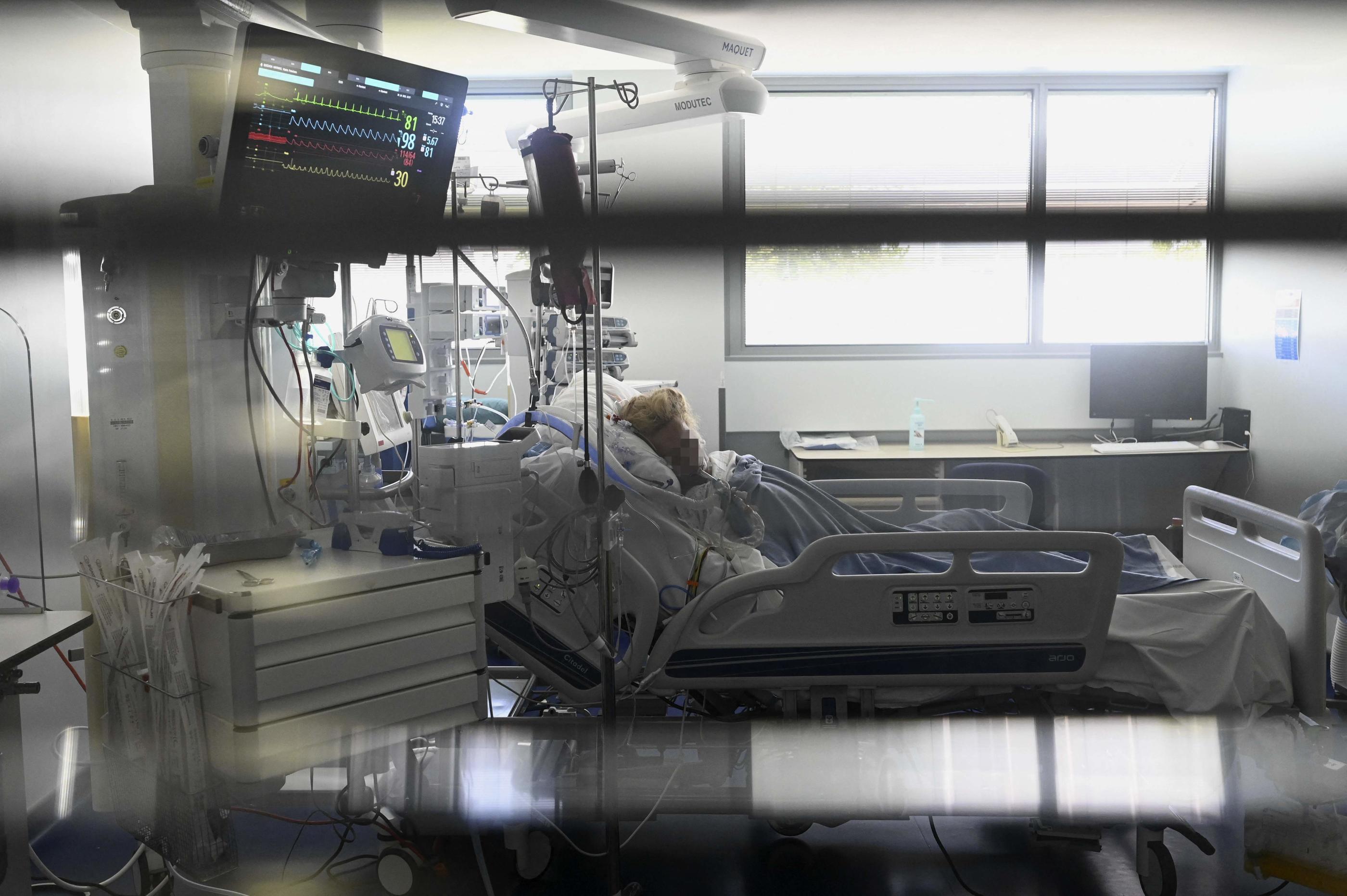 Un patient est allongé sur un lit à l'unité de soins intensifs pour les malades du Covid-19 à l'hôpital universitaire de Strasbourg, le 28 juillet 2021. AFP/Frederick Florin