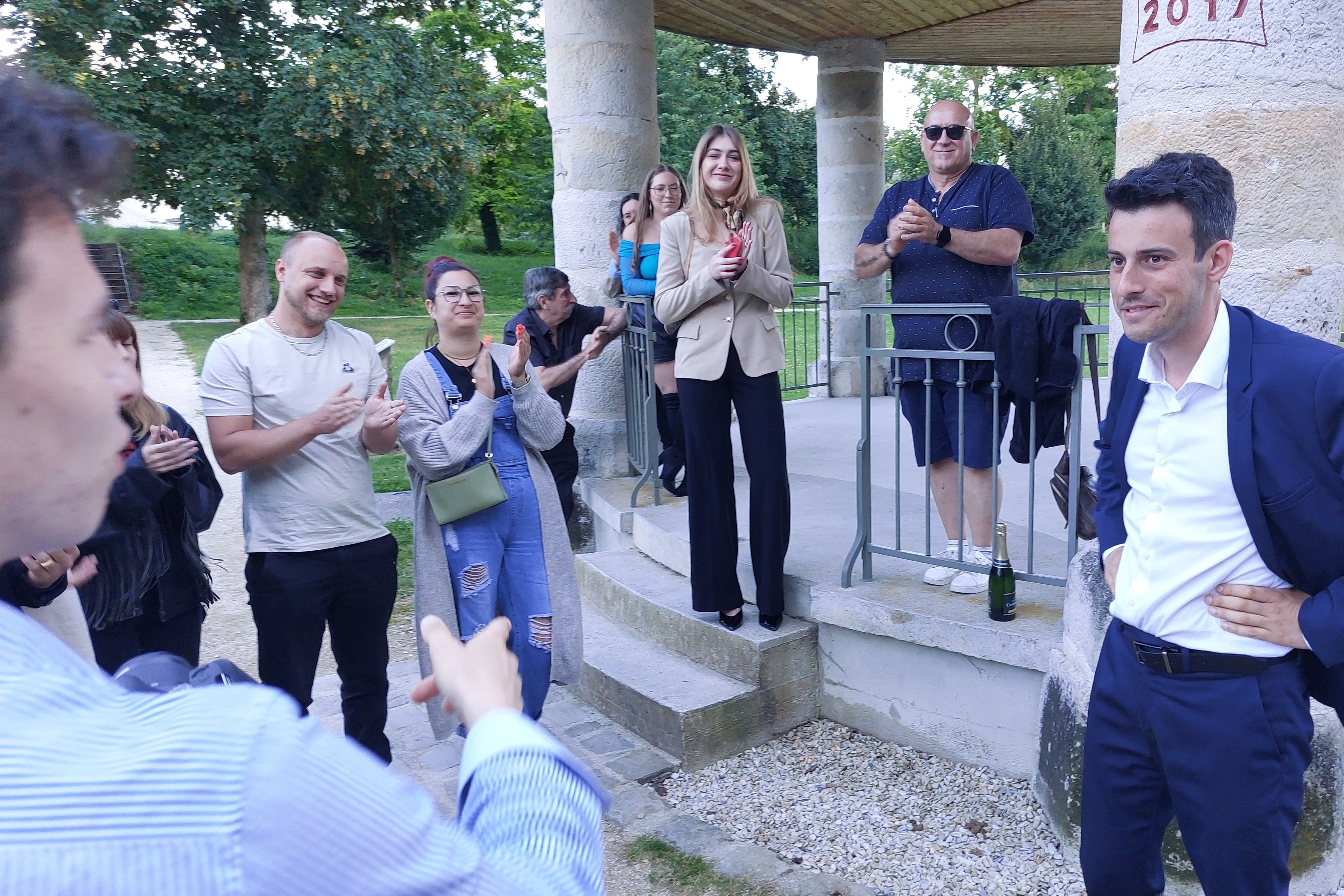 Julien Limongi (à droite, à Everly, ce dimanche), deuxième député RN de Seine-et-Marne, est applaudi par ses militants dans un parc de cette commune de la 4e circonscription. LP/Sébastien Blondé