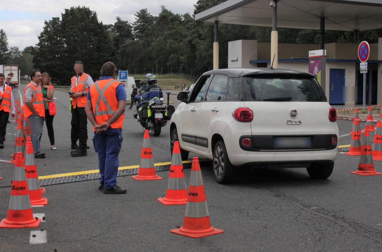 <b></b> Péage de Fleury-en-Bière, le 3 juillet 2020. A l’initiative de la préfecture de Seine-et-Marne, une opération de sensibilisation à la sécurité routière était organisée au péage de Fleury-en-Bière. 