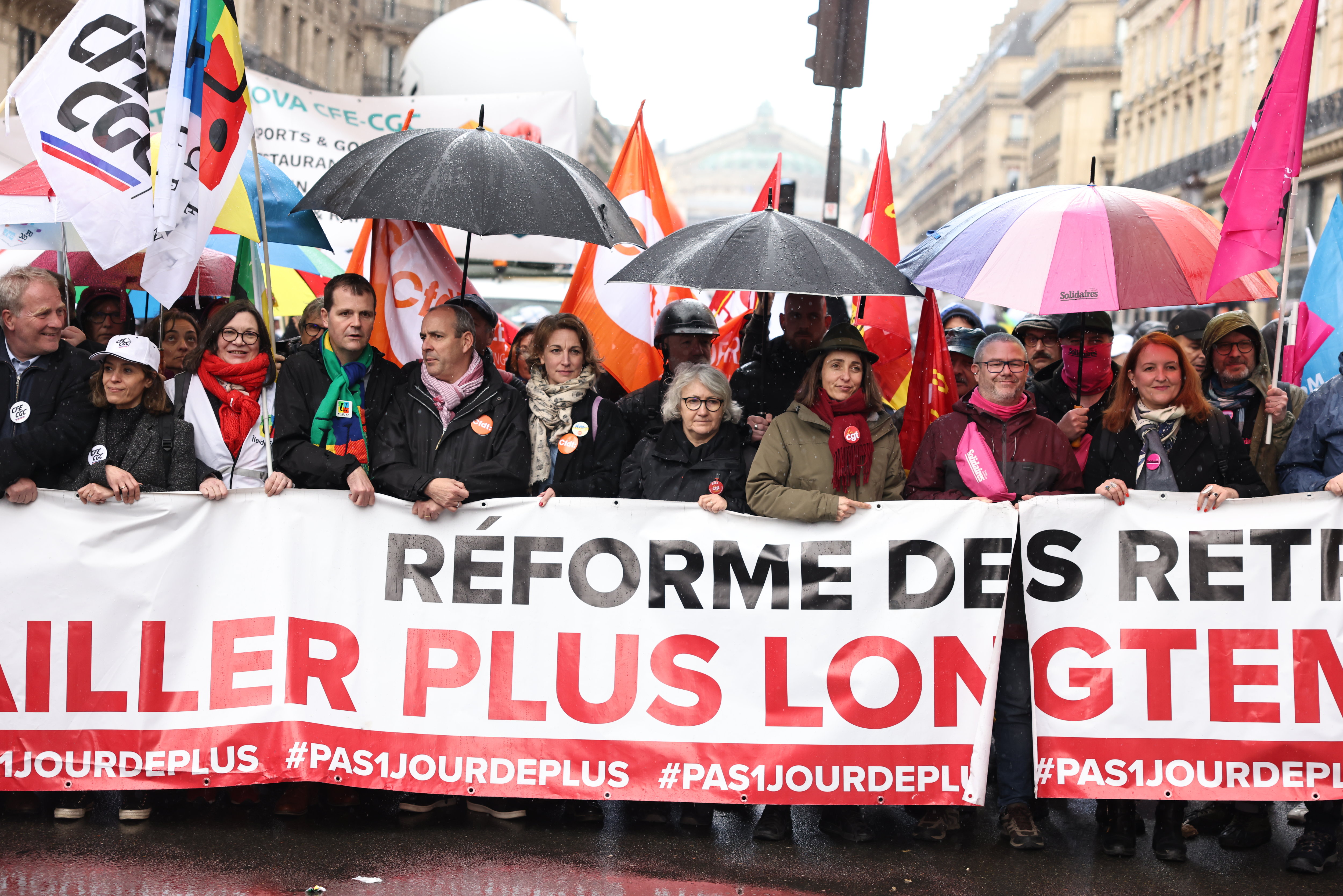 Emmanuel Macron et Elisabeth Borne espèrent tourner la page de la réforme des retraites, mais les syndicats (ici le 13 avril à Paris, lors du douzième acte) misent sur un raz de marée ce 1er mai. LP/Fred Dugit