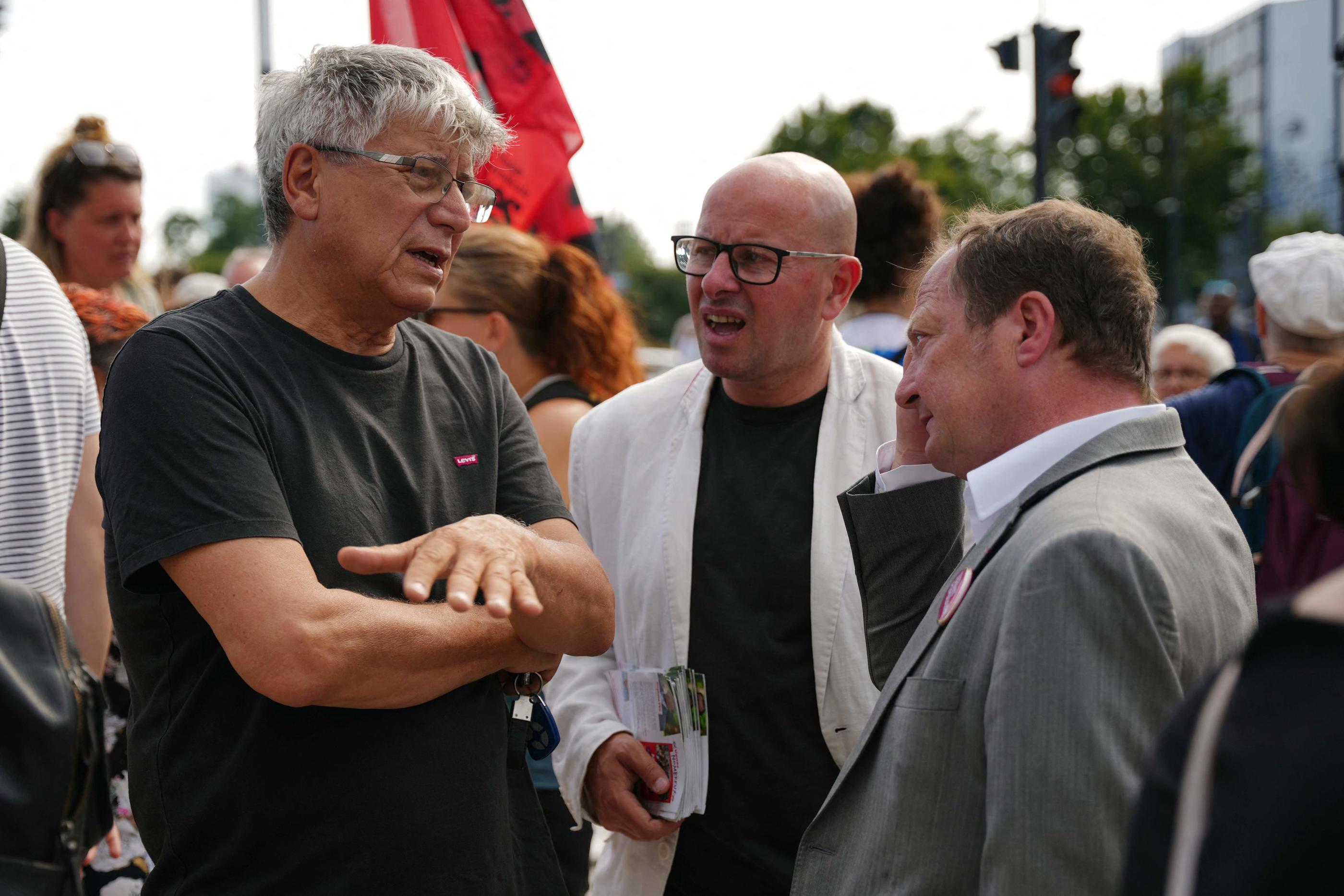 Saint-Denis, jeudi. L'insoumis Eric Coquerel (à gauche) et le communiste Stéphane Peu (à droite) ont regagné leur siège de député dès le premier tour de ces législatives anticipées. AFP/Zakaria Abdelkafi