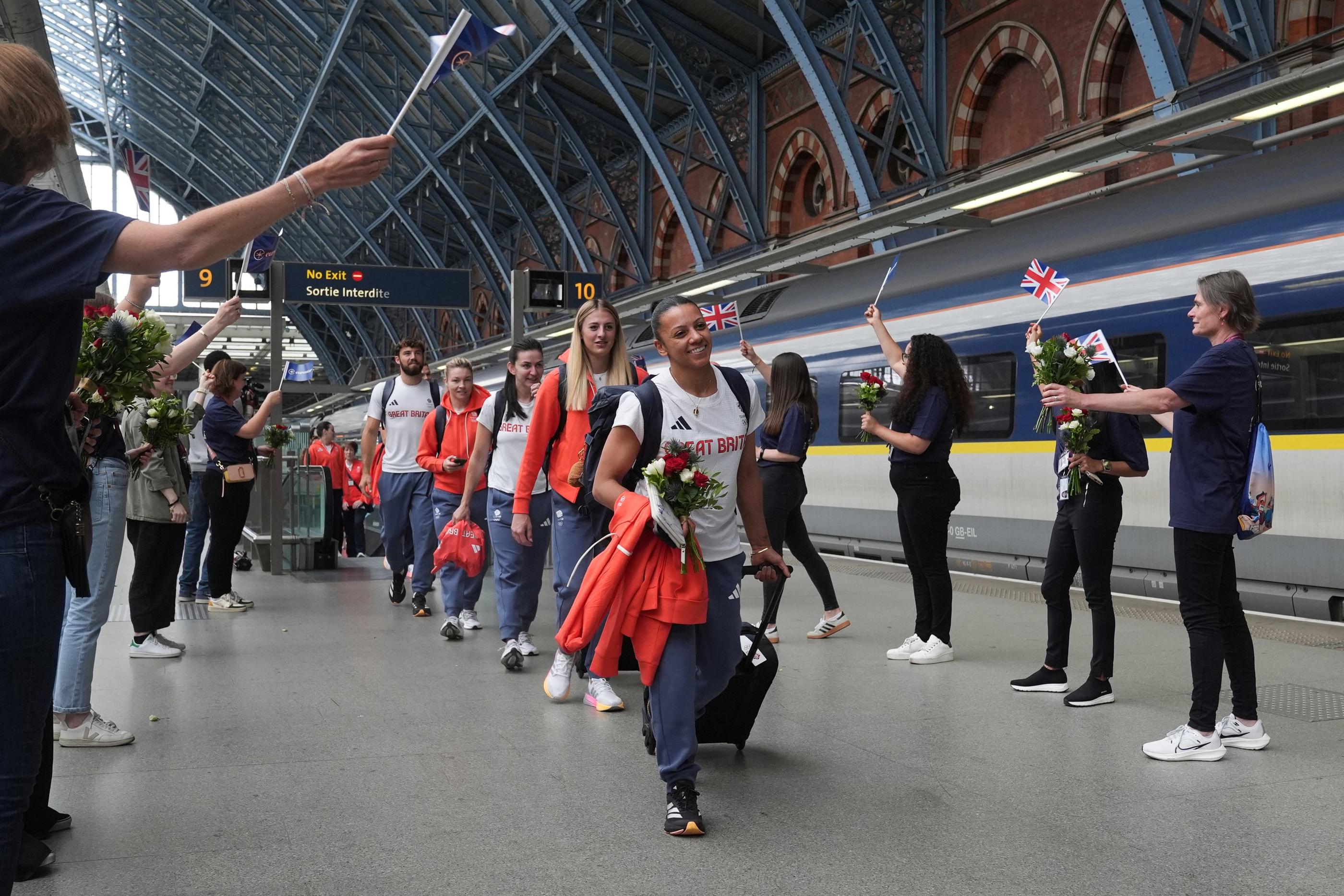 Londres, le 15 juillet. Les athlètes de la délégation olympique de Grande-Bretagne en route vers le camp des Loges, où ils vont s'entraîner. PA IMAGES/Lucy North