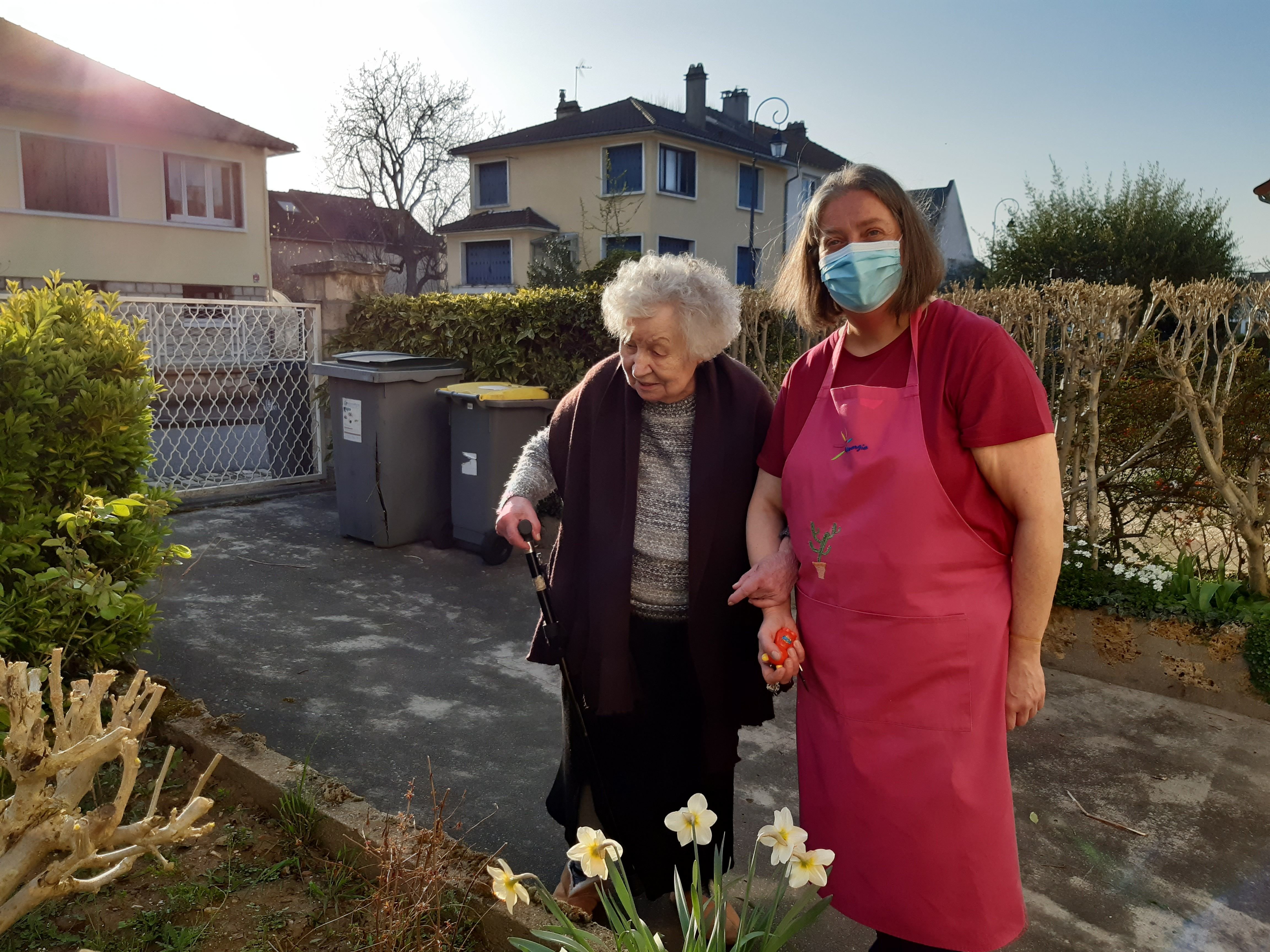 Antony, le 22 mars. Arlette, 96 ans, aime les fleurs. Le thème de conversation est tout trouvé avec Nelly, son auxiliaire de vie. LP/M.L.