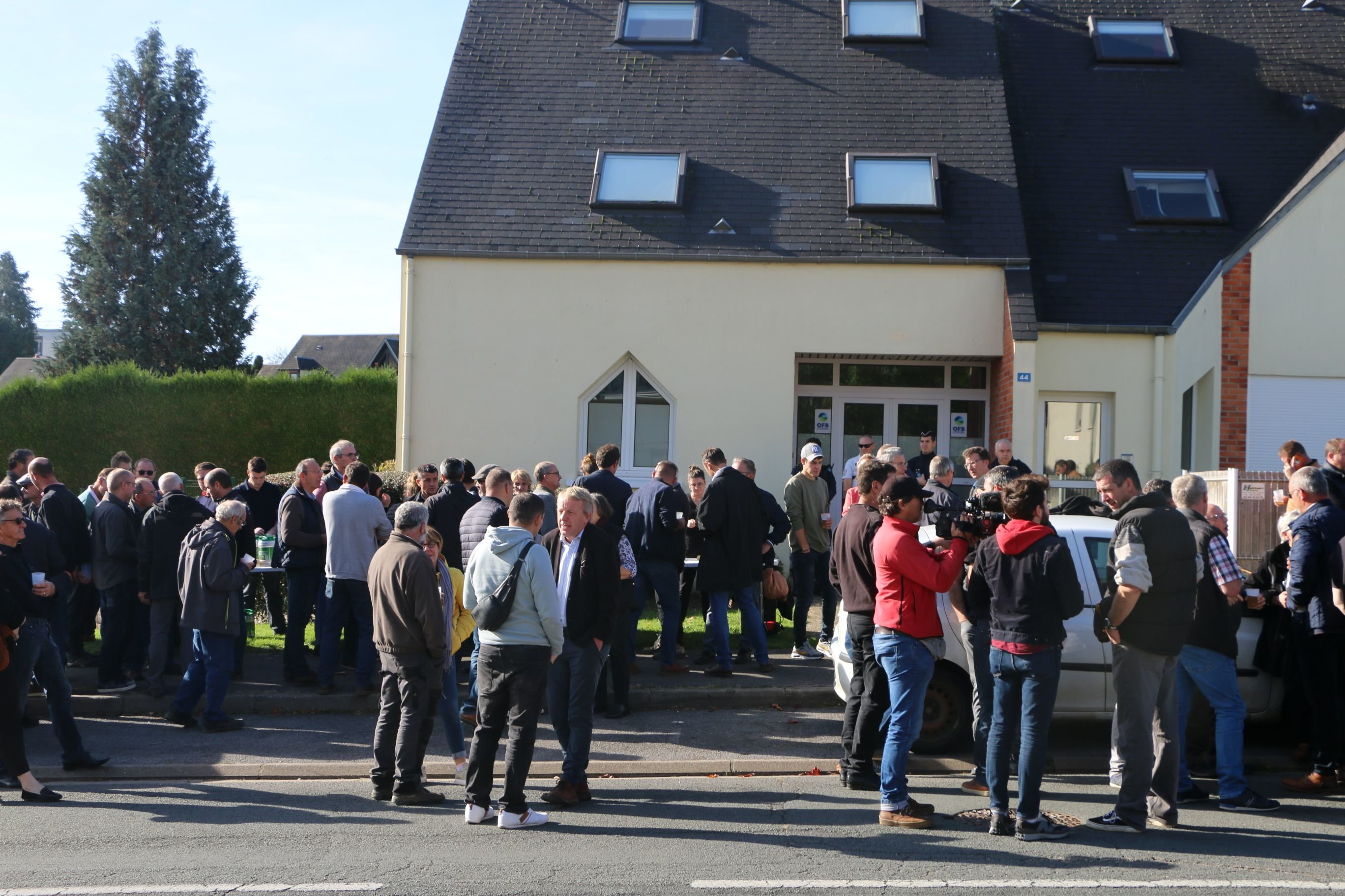 Beauvais (Oise), ce mercredi 26 octobre. Ils étaient environ 150 à être présents pour la marche blanche organisée en hommage à Christophe, un agriculteur qui s'est suicidé au début du mois d'octobre. LP/Juliette Duclos