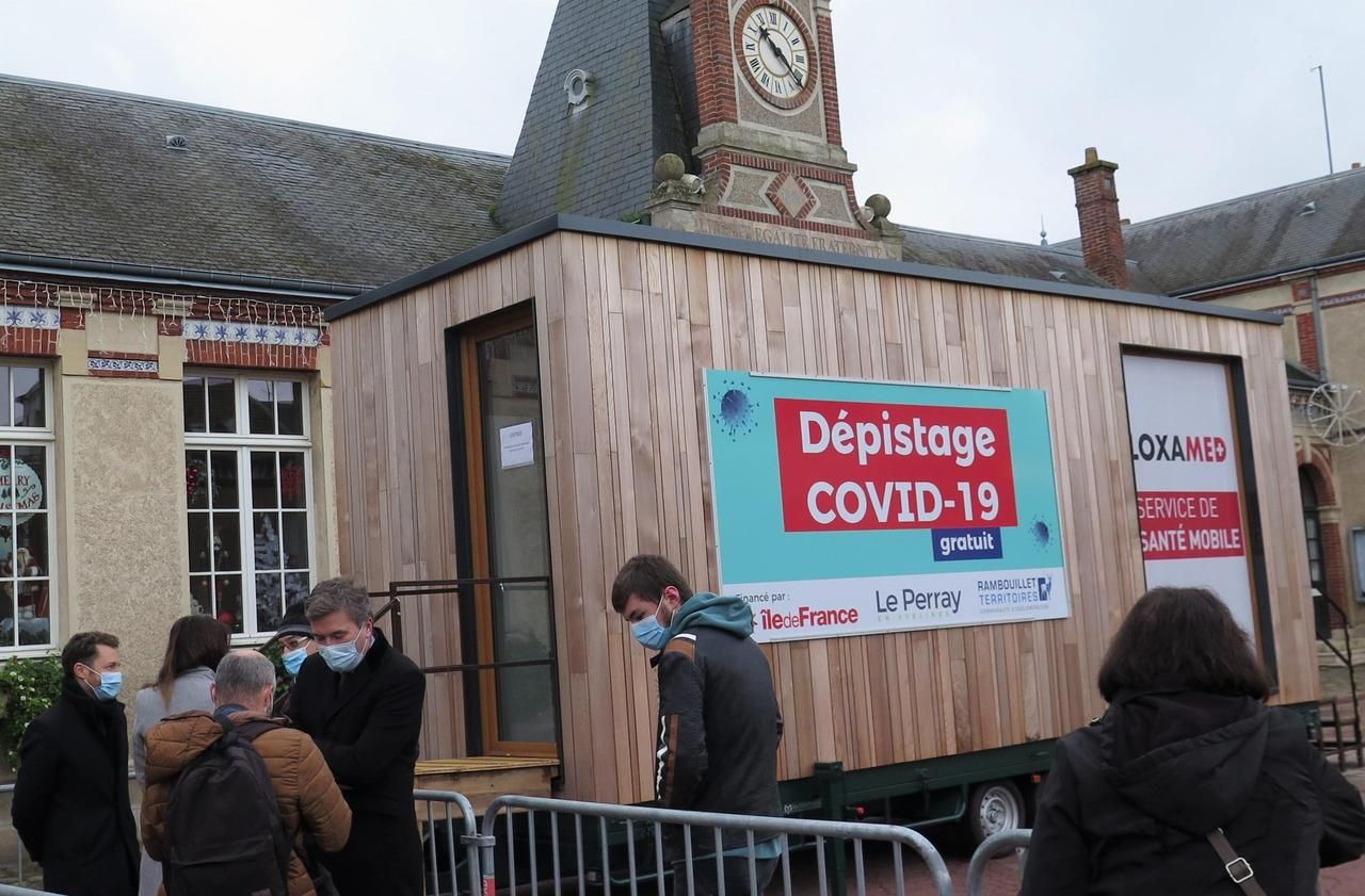 <b></b> Le Perray-en-Yvelines, ce samedi. Un système de dépistage mobile a été lancé. Il sillonnera également 16 communes de l’agglomération de Rambouillet.